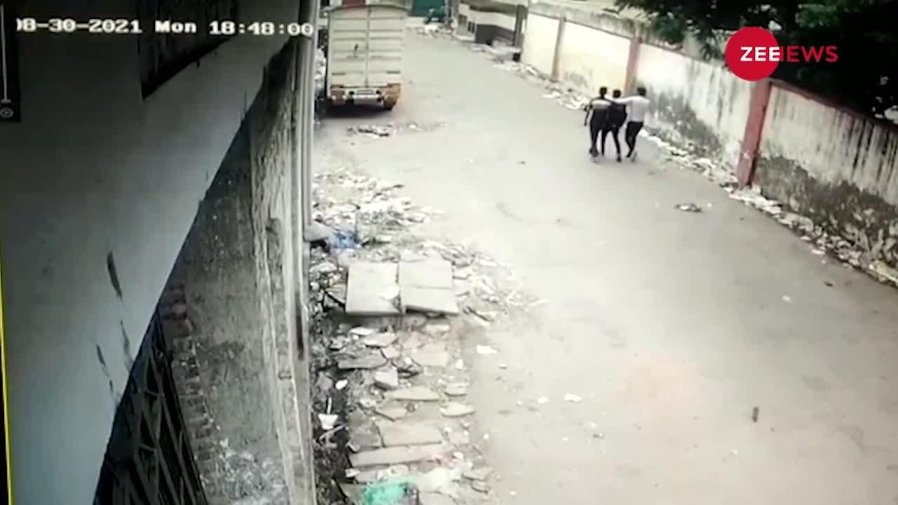 Viral Video: भरभरा कर अचानक ढह गई दीवार, बाल-बाल बचे तीनों!
