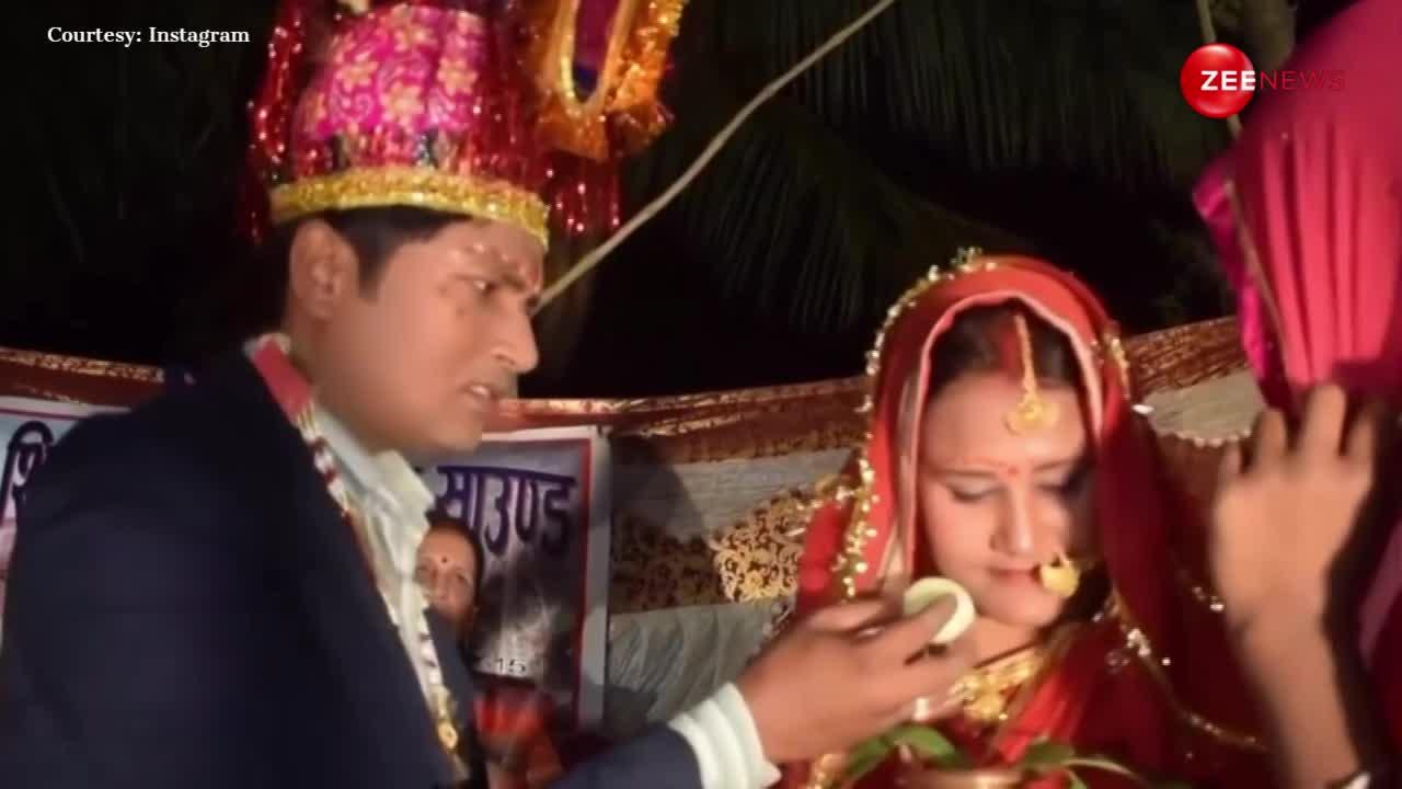 Dulha Dulhan Ka Video: दुल्हन ने रसगुल्ला खाने से मना किया तो दूल्हे ने चेहरे पर ही मल दिया, गुस्से में दुल्हन ने जड़ दिए थप्पड़ ही थप्पड़