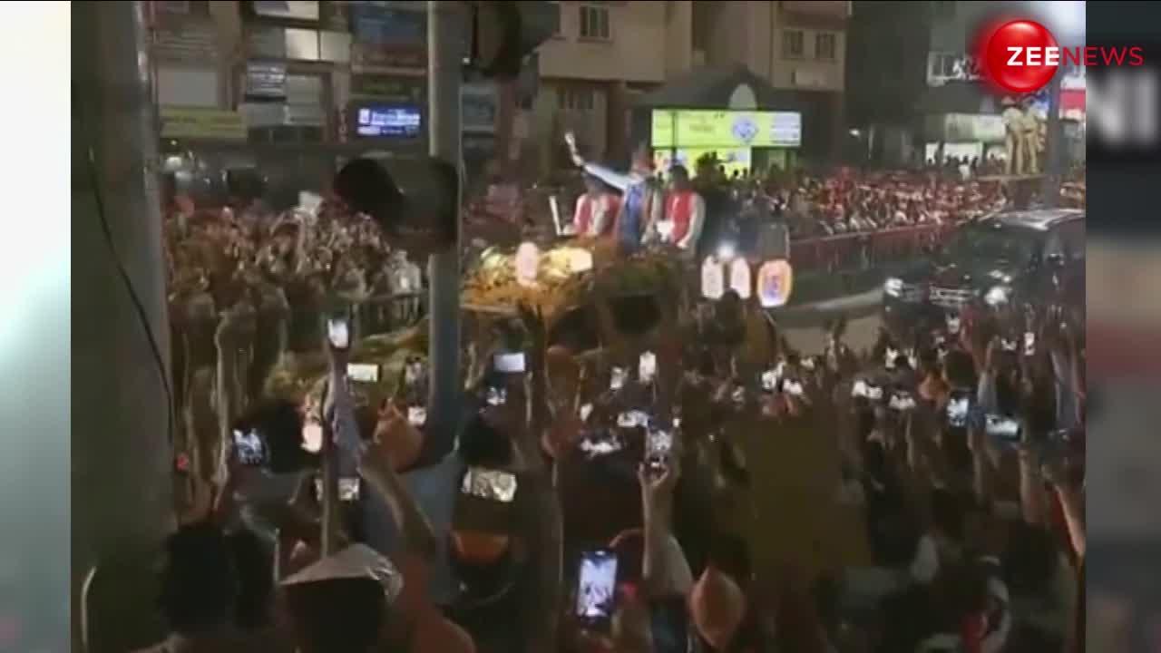 मंगलुरु में PM मोदी  का रोड शो, देखने के लिए हजारों लोग जुटे