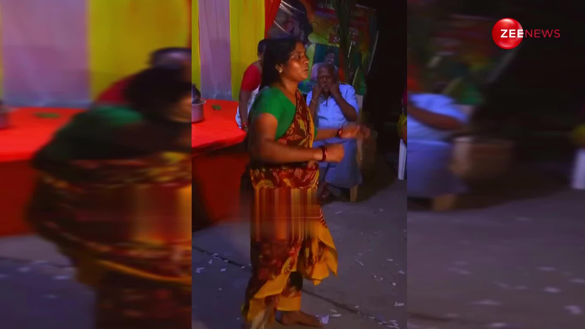 50 साल की आंटी को डांस करते देख बस्ती के अंकल ने बजाई जोरदार सीटियां, वीडियो हुआ वायरल