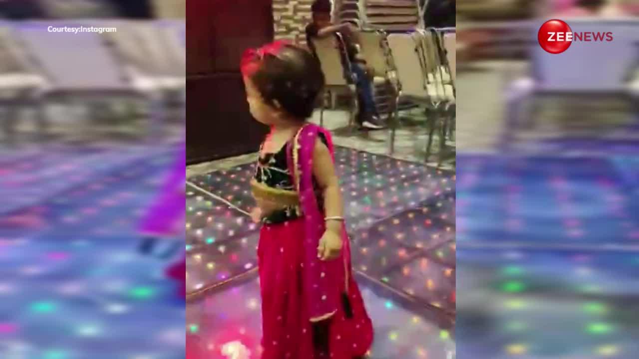 2 साल की छोटी बच्ची ने स्टेज पर किया लाजवाब डांस, लोग बोले-क्या मस्त हीरोइन की तरह नाच रही है