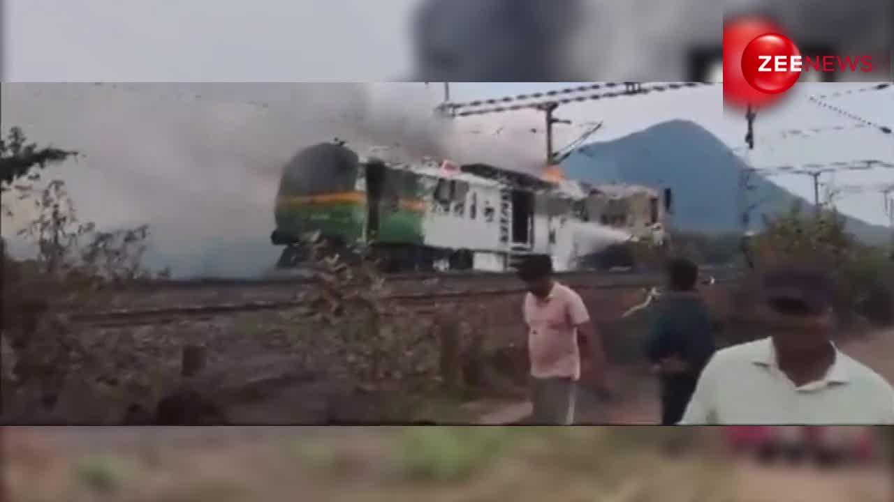 पटरी पर खड़ी ट्रेन अचानक धू-धू कर जलने लगी, वीडियो हुआ वायरल