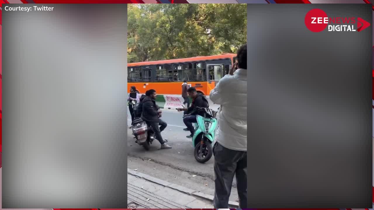 Viral Video: बस ड्राइवर की चाय वाली तलब ने लगाया सड़क पर जाम, लोग बोले- 'दीवानगी ही ऐसी है'