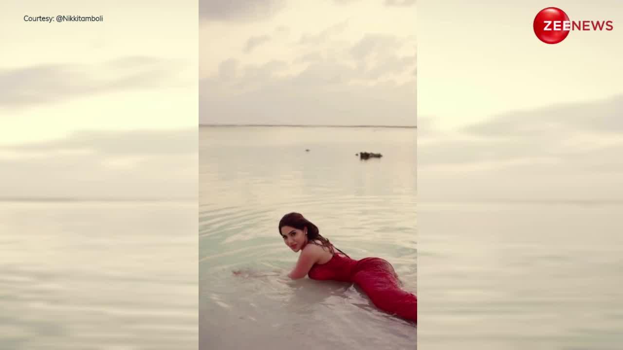 Nikki Tamboli ने रेड गाउन पहन समुद्र के पानी में लगाई डूबकी, 'परदा हटा दो' गाने पर दिखाई हॉटनेस, फैंस बोले- 'जलपरी'