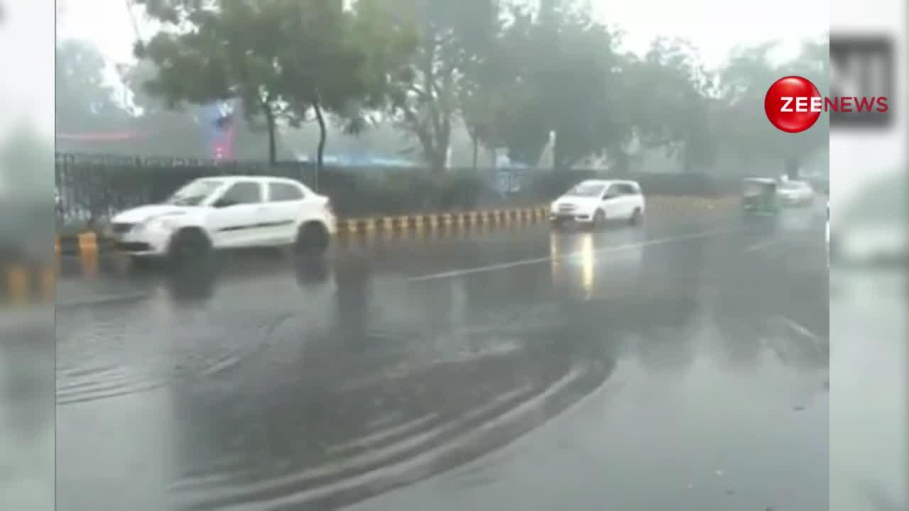 कड़कड़ाती ठंड के बाद बारिश ने ढाया दिल्ली-NCR पर सितम, लोगों ने कहा- ये दुख कब खत्म होगा