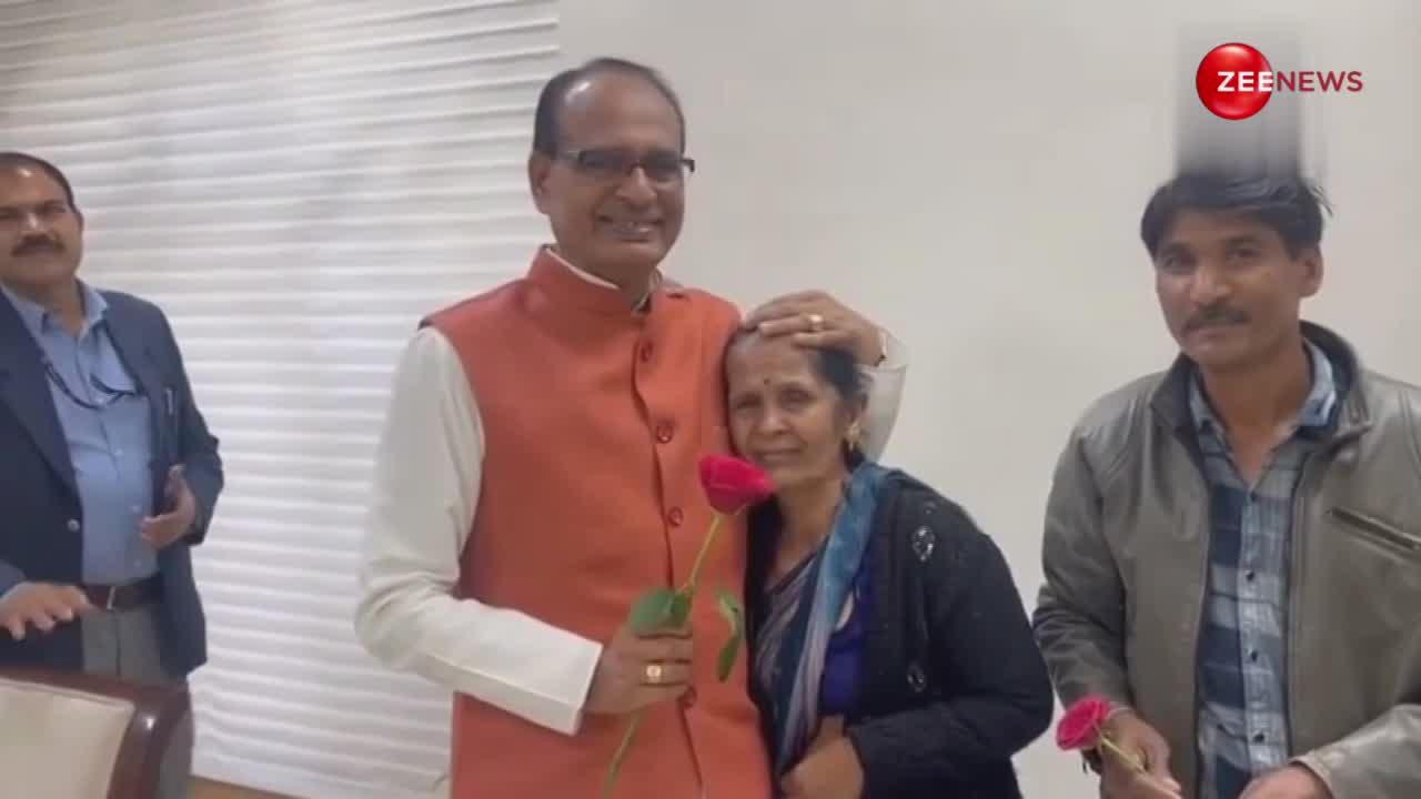 CM शिवराज सिंह चौहान के लिए गुलाब का फूल लेकर आई मालिन राधा बाई, 'मामा' ने गले लगाया तो छलके आंसू