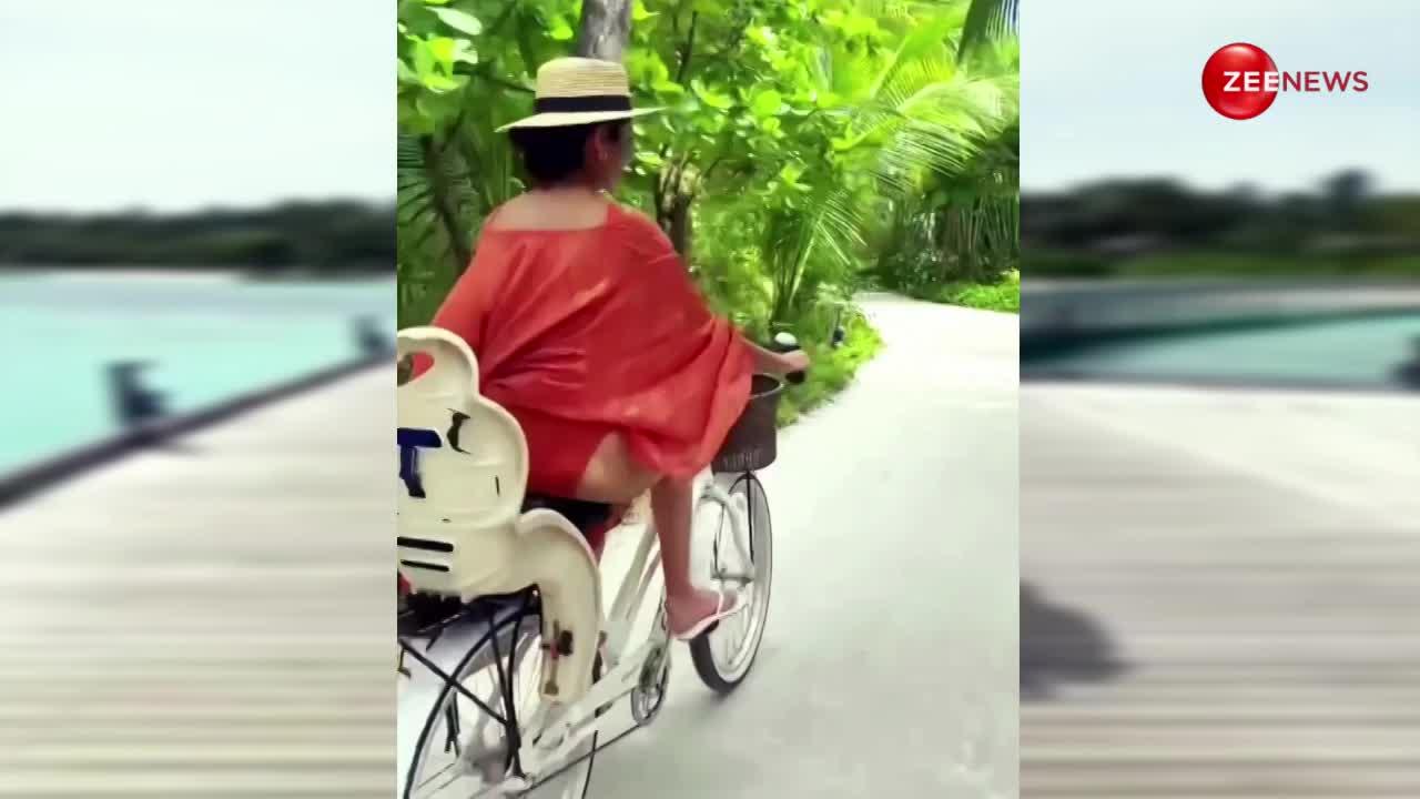 2022 के इस वीडियो में अनुष्का शर्मा कभी बीच तो कभी जंगल में साइकिलिंग करते आईं नजर