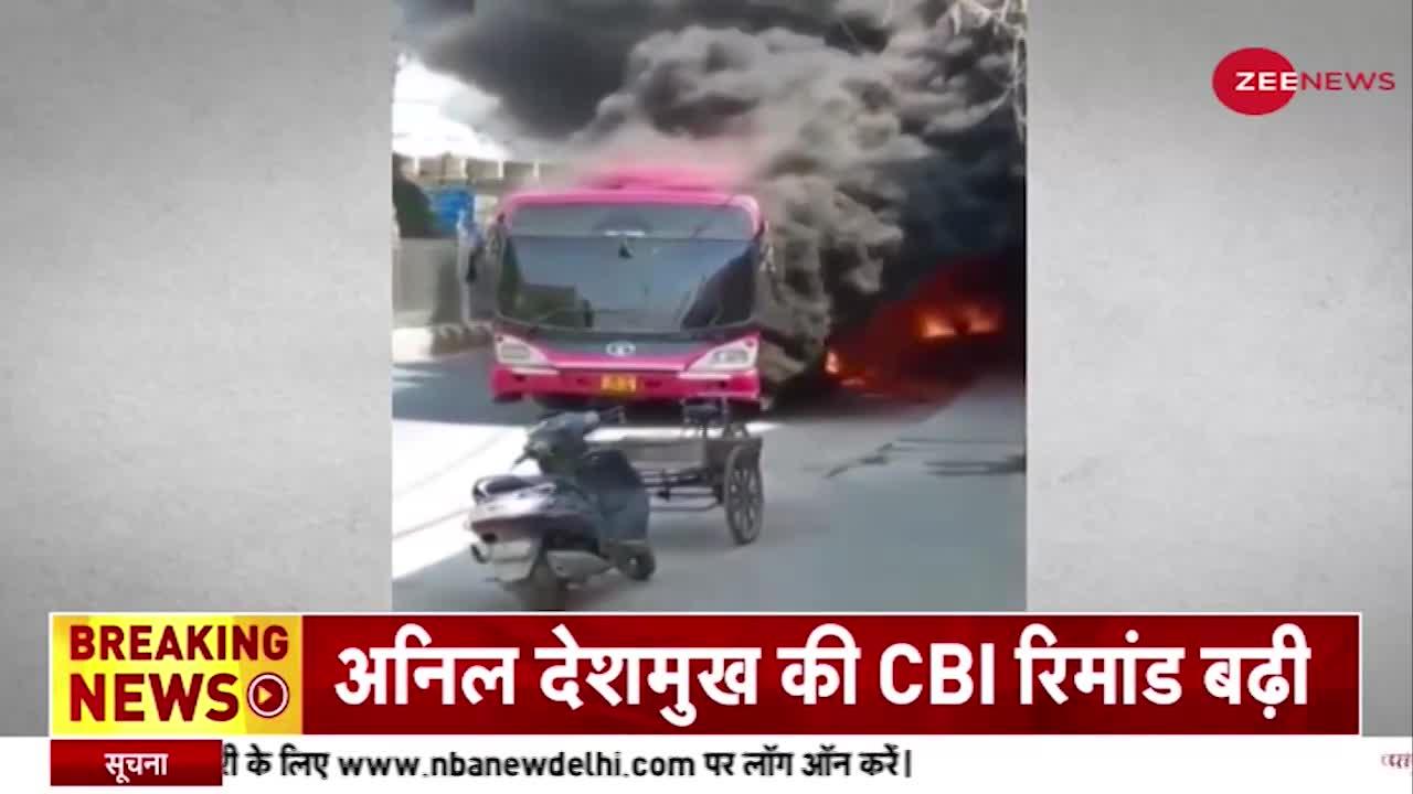Delhi: दिल्ली में चलती हुई डीटीसी की बस में लगी भीषण आग, दो दुकानें भी चपेट में आईं