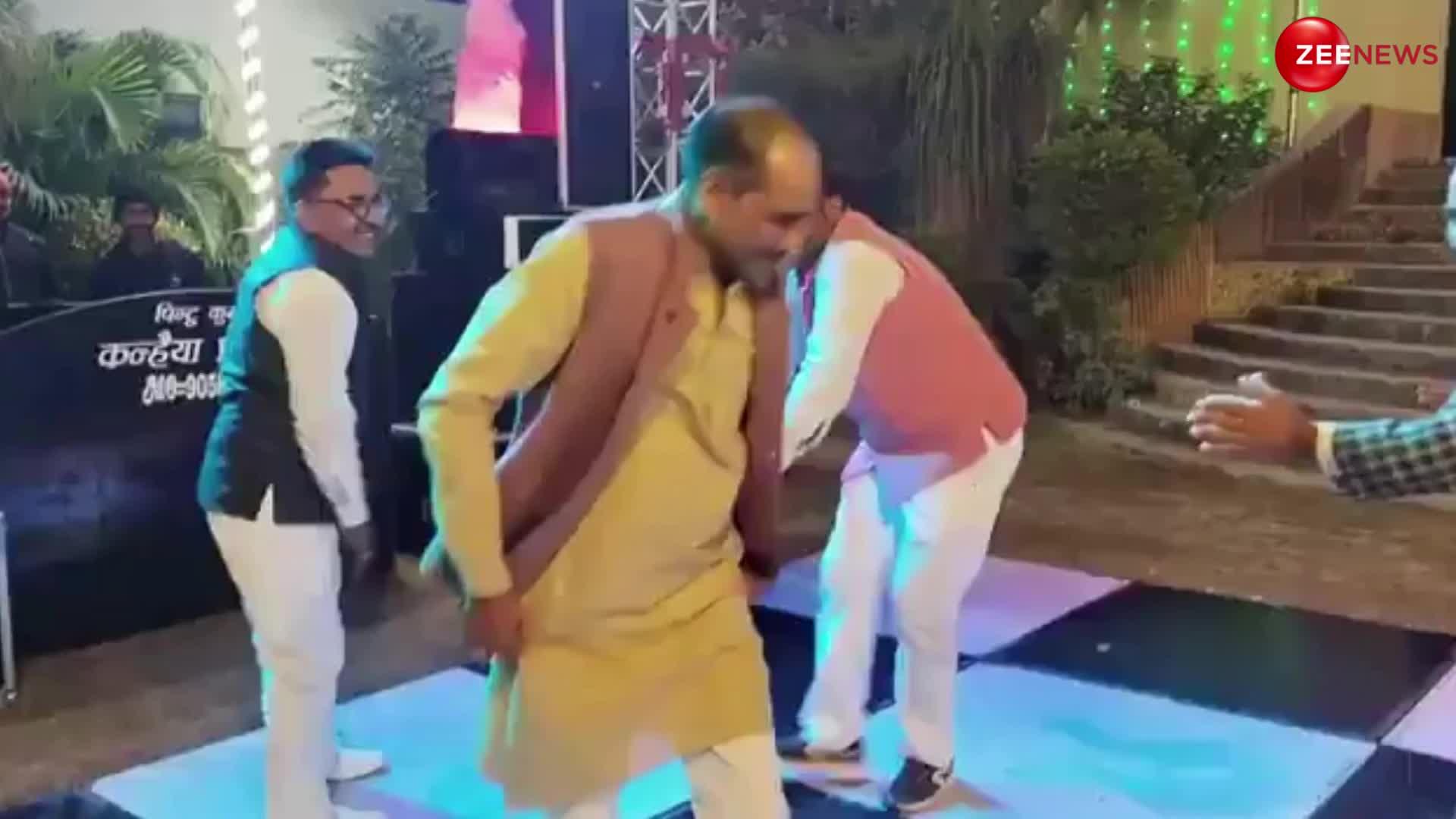 Uncle Viral Dance: 'बालम थानेदार' गाने पर चाचा ने शादी में लगाए ऐसे ठुमके, अंकल के सेक्सी अंदाज पर घायल हुईं आंटी