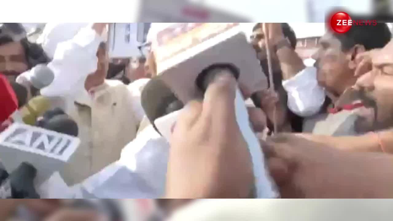 हार नहीं हुई हजम तो सड़क पर उतरे कांग्रेस के दिग्गज नेता, 'EVM' पर पोत दी काली स्याही