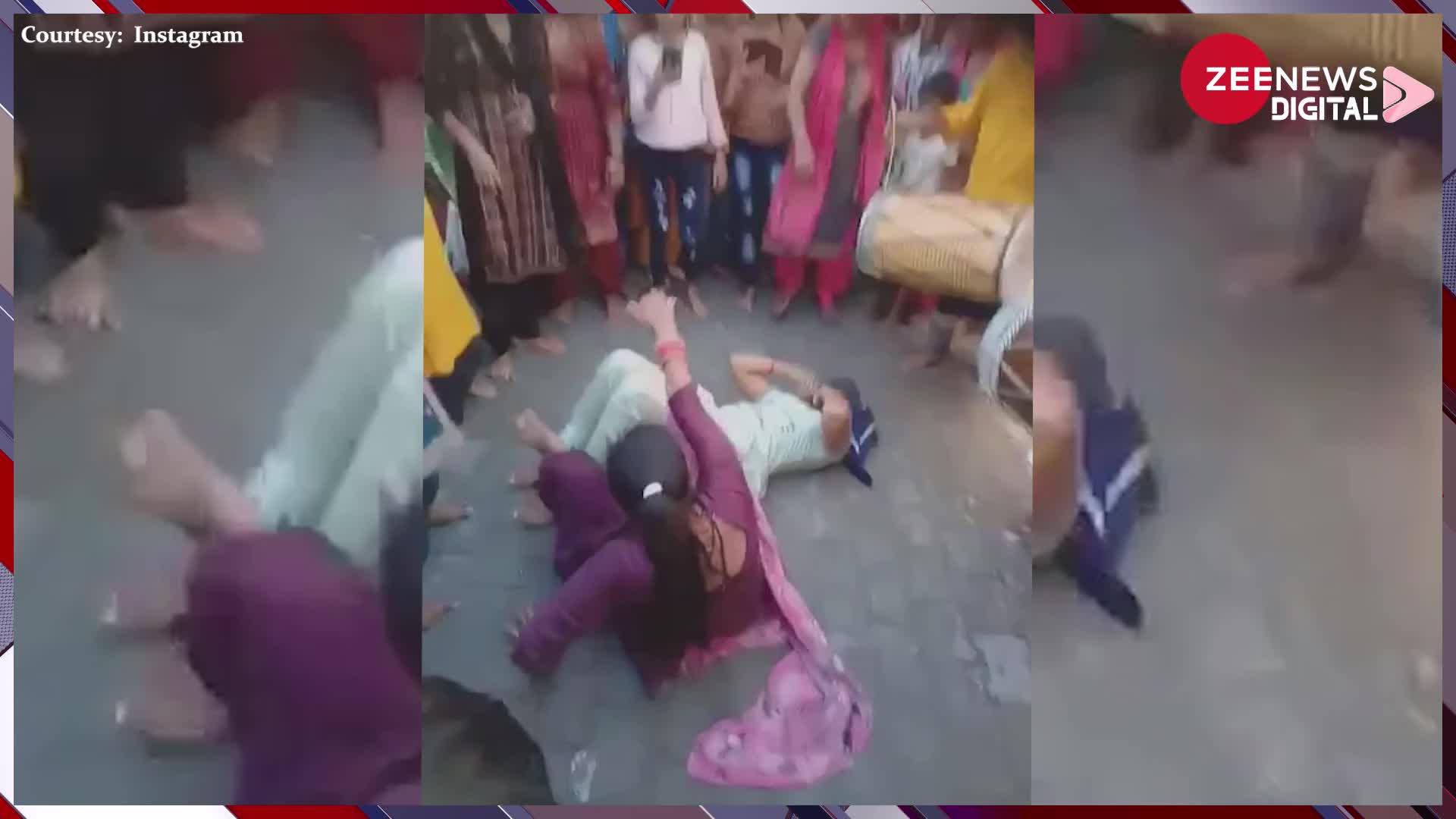 Viral Video: जमीन पर लोट पोट हो कर डांस करने लगी महिलाएं, देख नेटिजन्स भी बोले-'क्या चाहती हो'