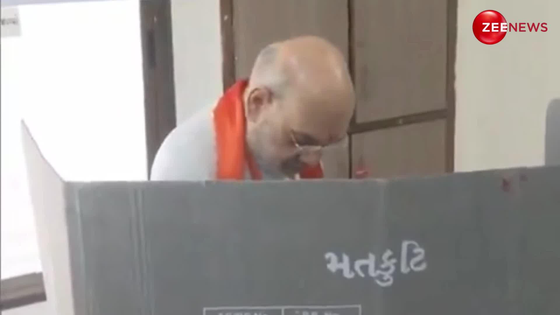 Gujarat Lok Sabha Chunav: परिवार संग वोट डालने पहुंचे गृह मंत्री अमित शाह, दिखाया विक्ट्री साइन