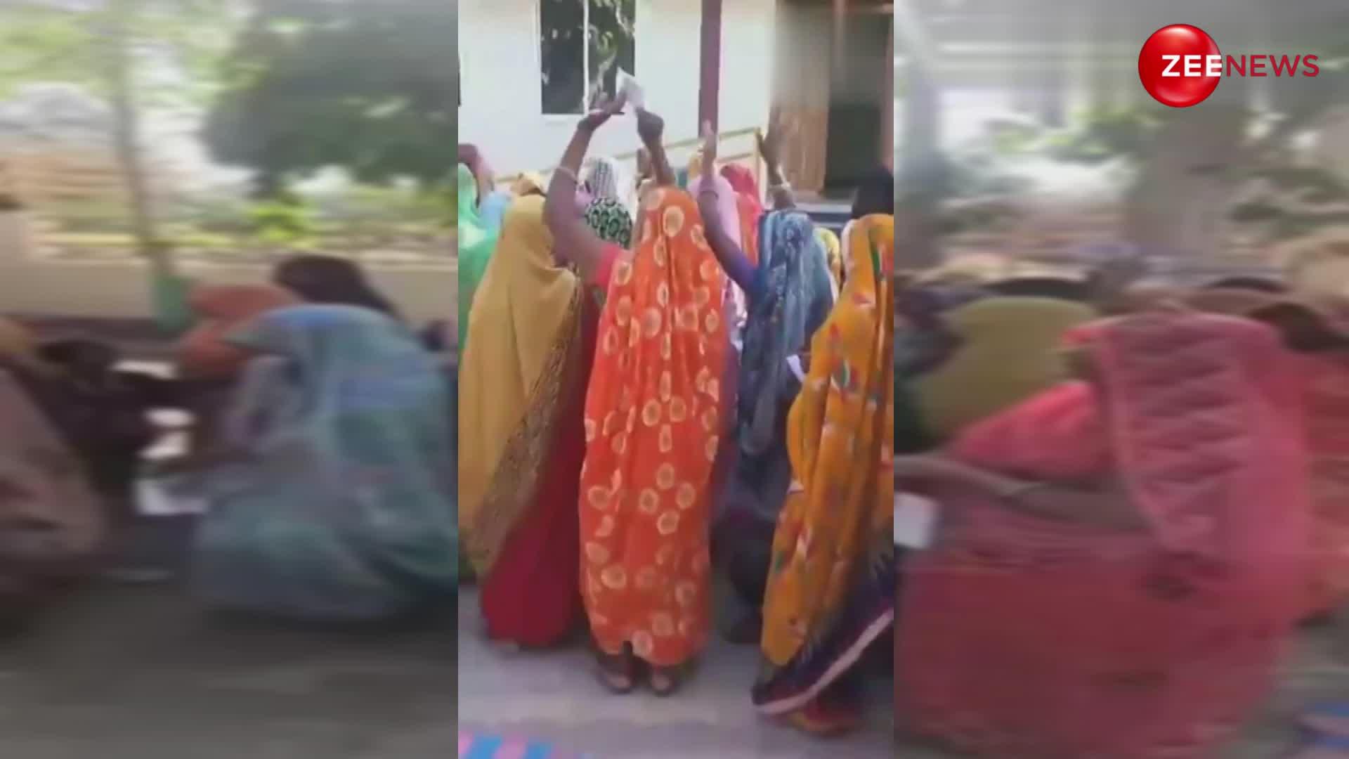 लाइन में खड़ी मध्य प्रदेश की महिलाओं ने निकाला मनोरंजन का जुगाड़, लोक गीत गाकर और नाचकर दिया वोट