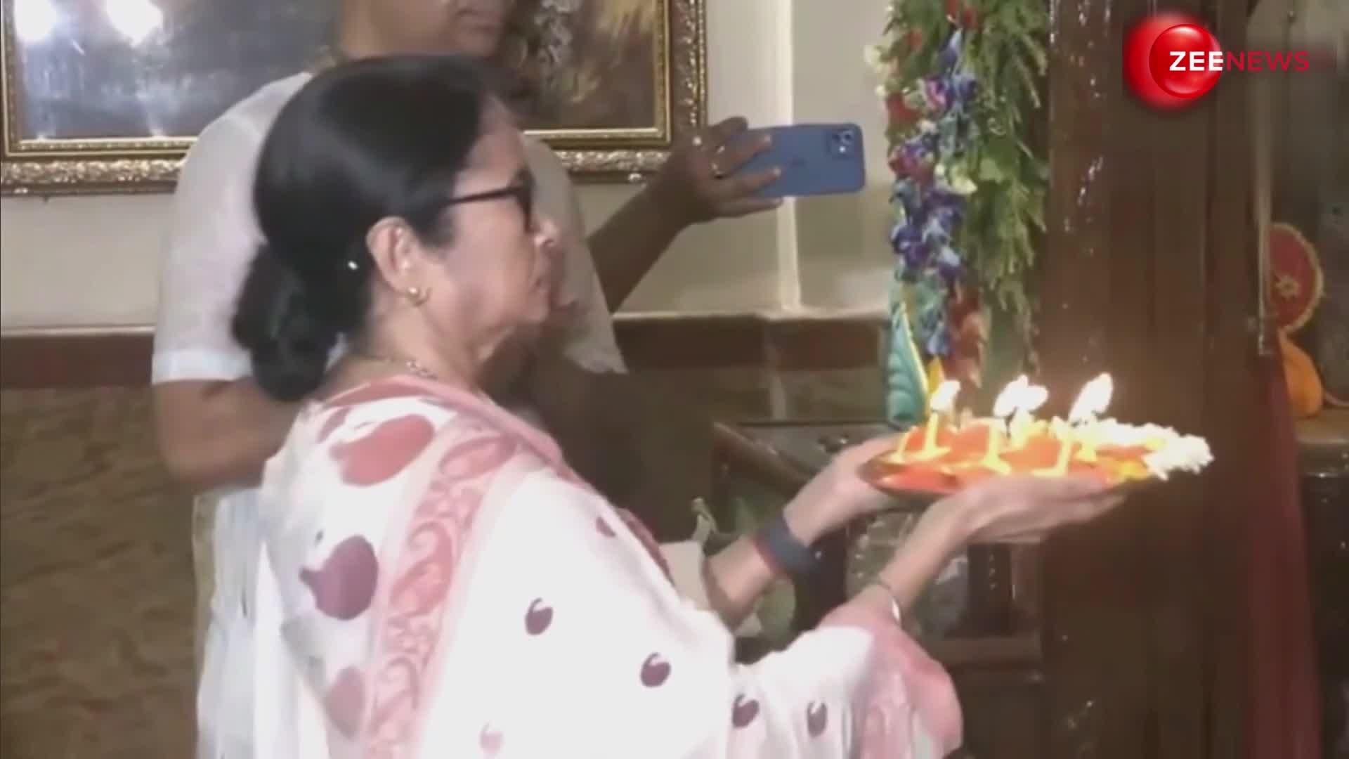 VIDEO: CM ममता बनर्जी ने इस तरह मनाया भगवान जगन्नाथ रथ यात्रा महोत्सव, ISKCON मंदिर में की पूजा-अर्चना