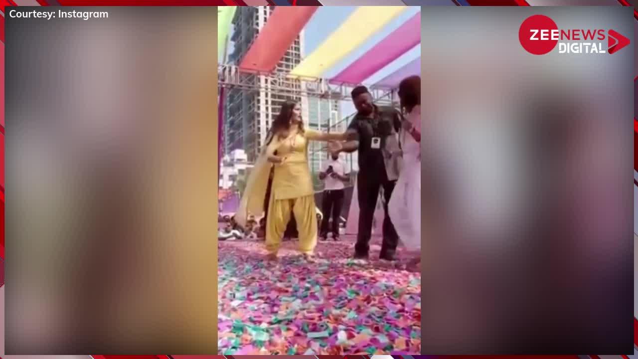 Sapna Choudhary के साथ डांस करने के लिए अचानक स्टेज पर पहुंची महिला, फिर ऐसे हिलाई कमर वीडियो देख आप भी बजाएंगे सीटी