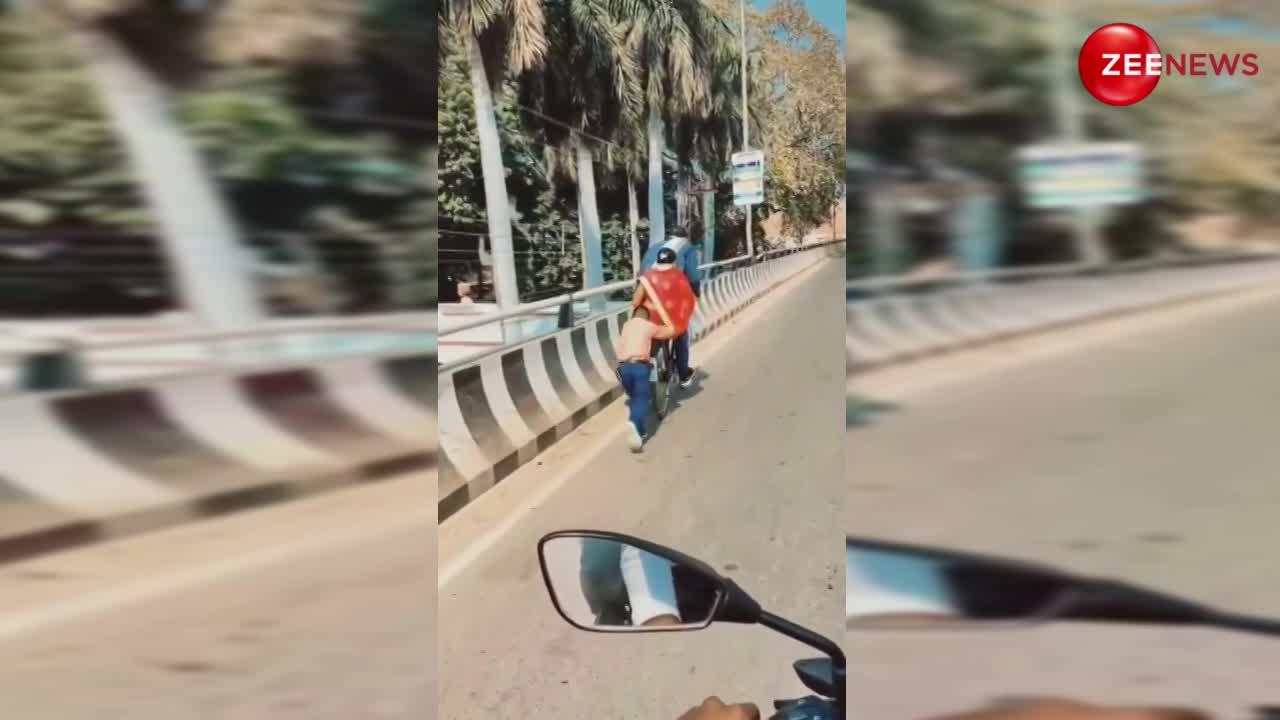 Video: पिता की पुल पर साइकिल चढ़ाने के लिए छोटे से बच्चे ने दिया धक्का, वीडियो देख इमोशनल हो गए लोग