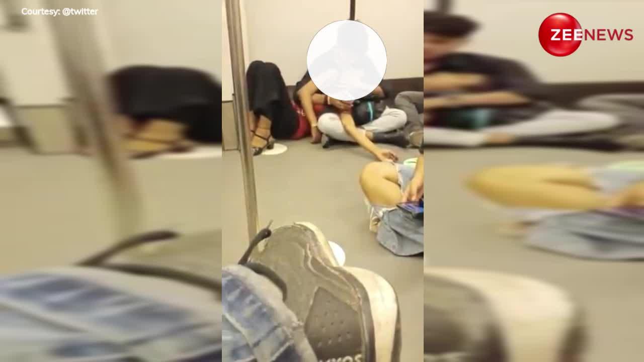 Delhi Metro Couple Video: मेट्रो के फर्श पर बैठ Kiss करते दिखा प्रेमी जोड़ा, बेशर्मी की कर दी सारी हदें पार; Video वायरल