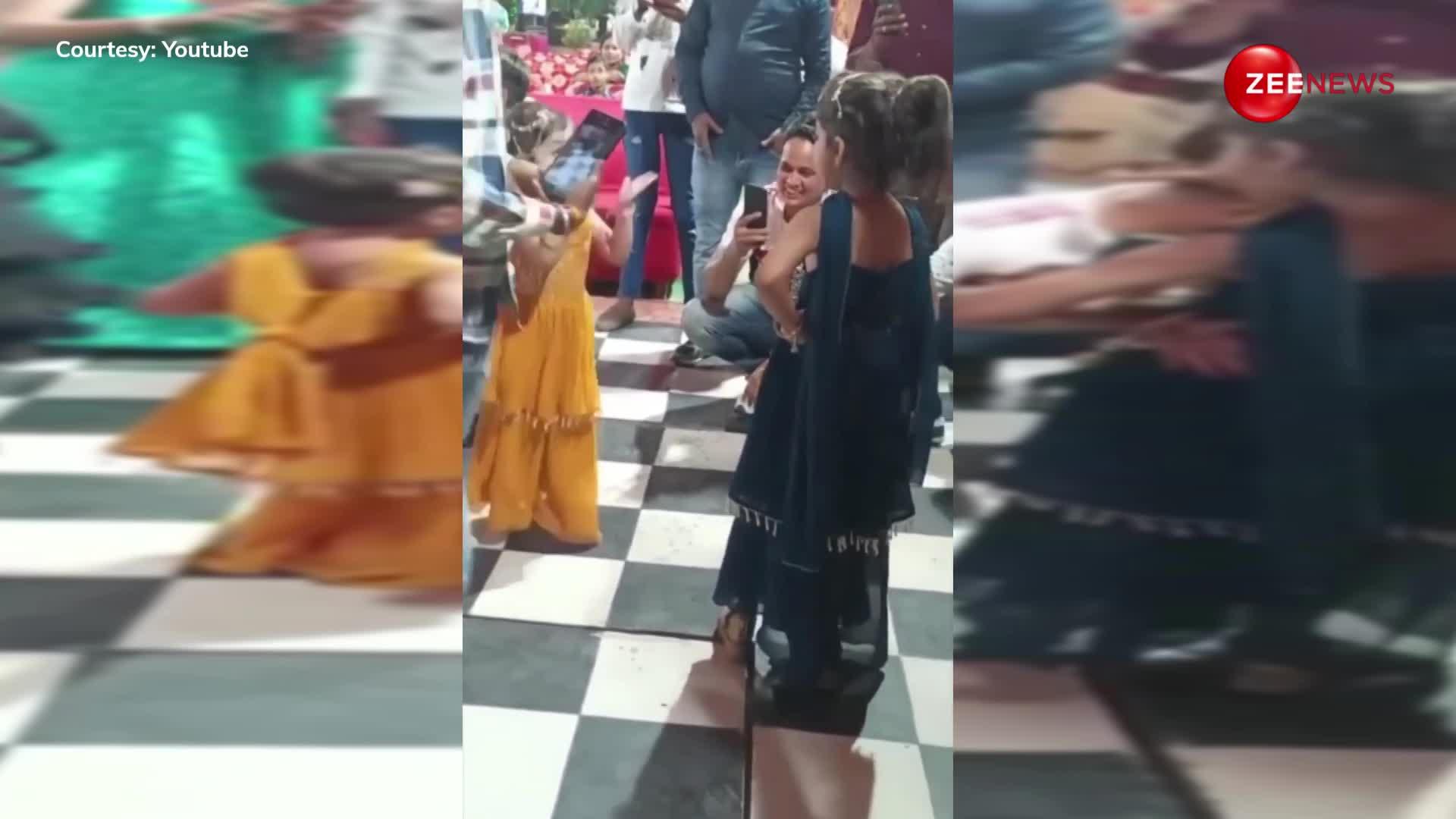 बड़ी बहन पर भारी पड़ गई 3 साल की छोटी बहन, सपना के गाने पर बच्चियों का डांस देखने के लिए लगी भीड़