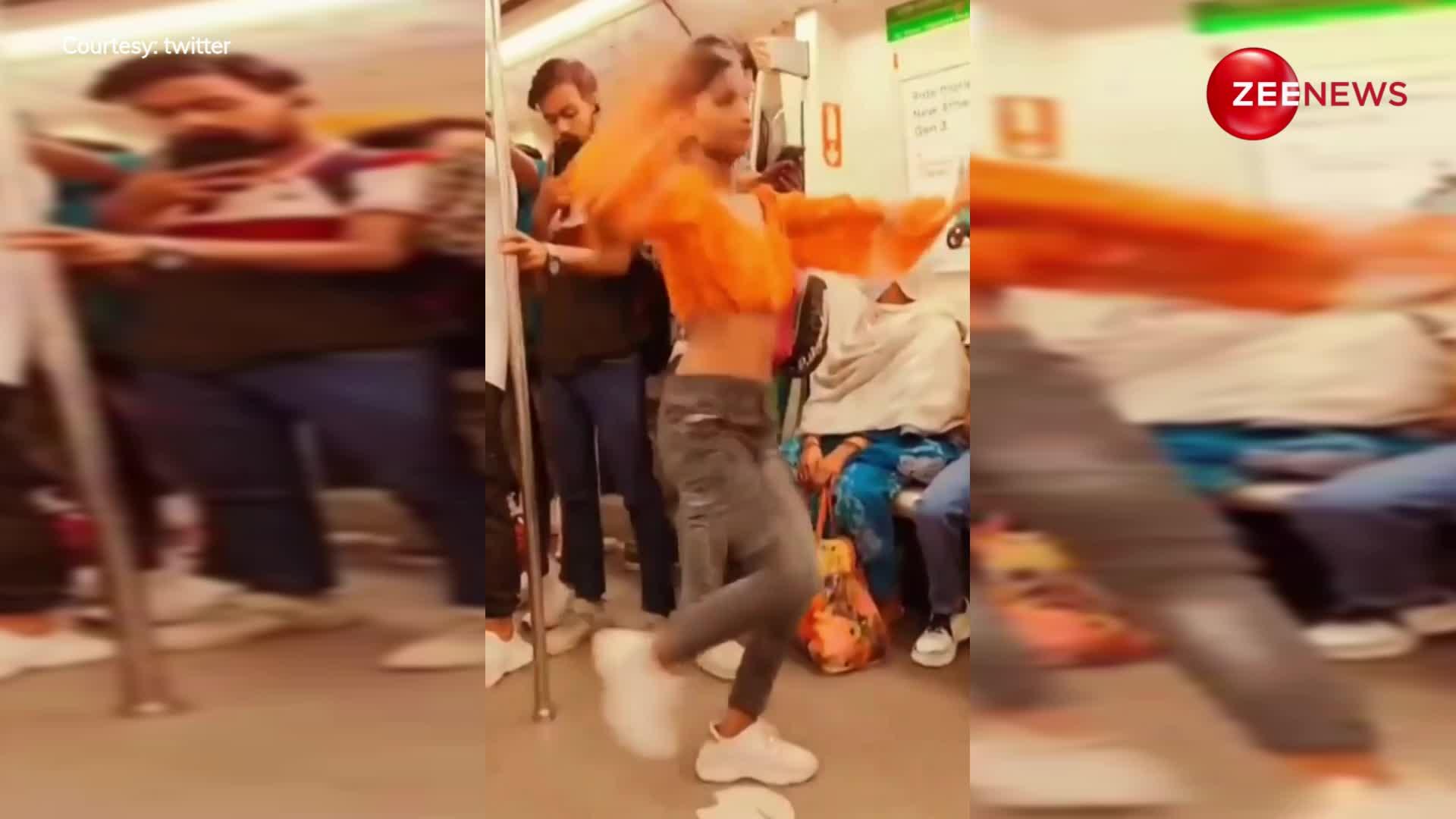 Delhi Metro: दिल्ली मेट्रो में लड़की ने की ये हरकत,लोगों ने कहा- कोई तो इसे रोक ले