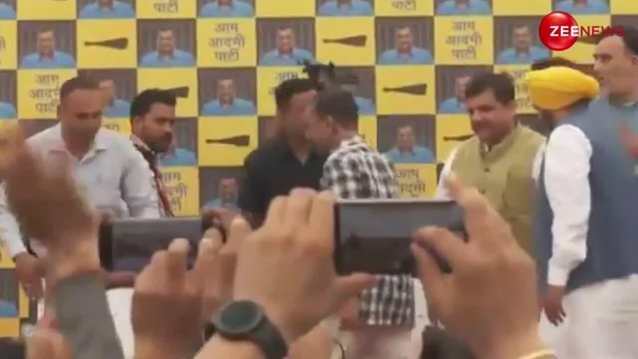 Video: जमानत पर बाहर आए Arvind Kejriwal ने समर्थकों को दी फ्लाइंग किस, हाथ हिलाकर किया धन्यवाद