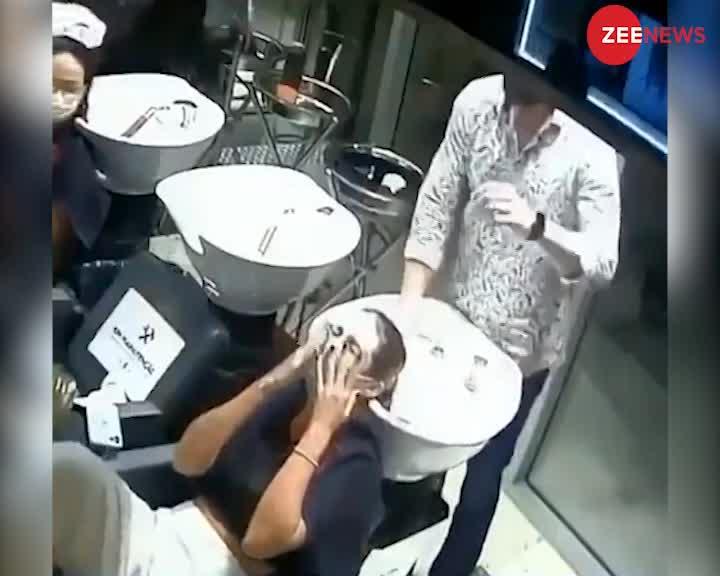 Viral Video: Parlour में बाल धुलवाते हुए दोस्त से बार-बार बात कर रही थी महिला, तभी हुआ कुछ ऐसा..