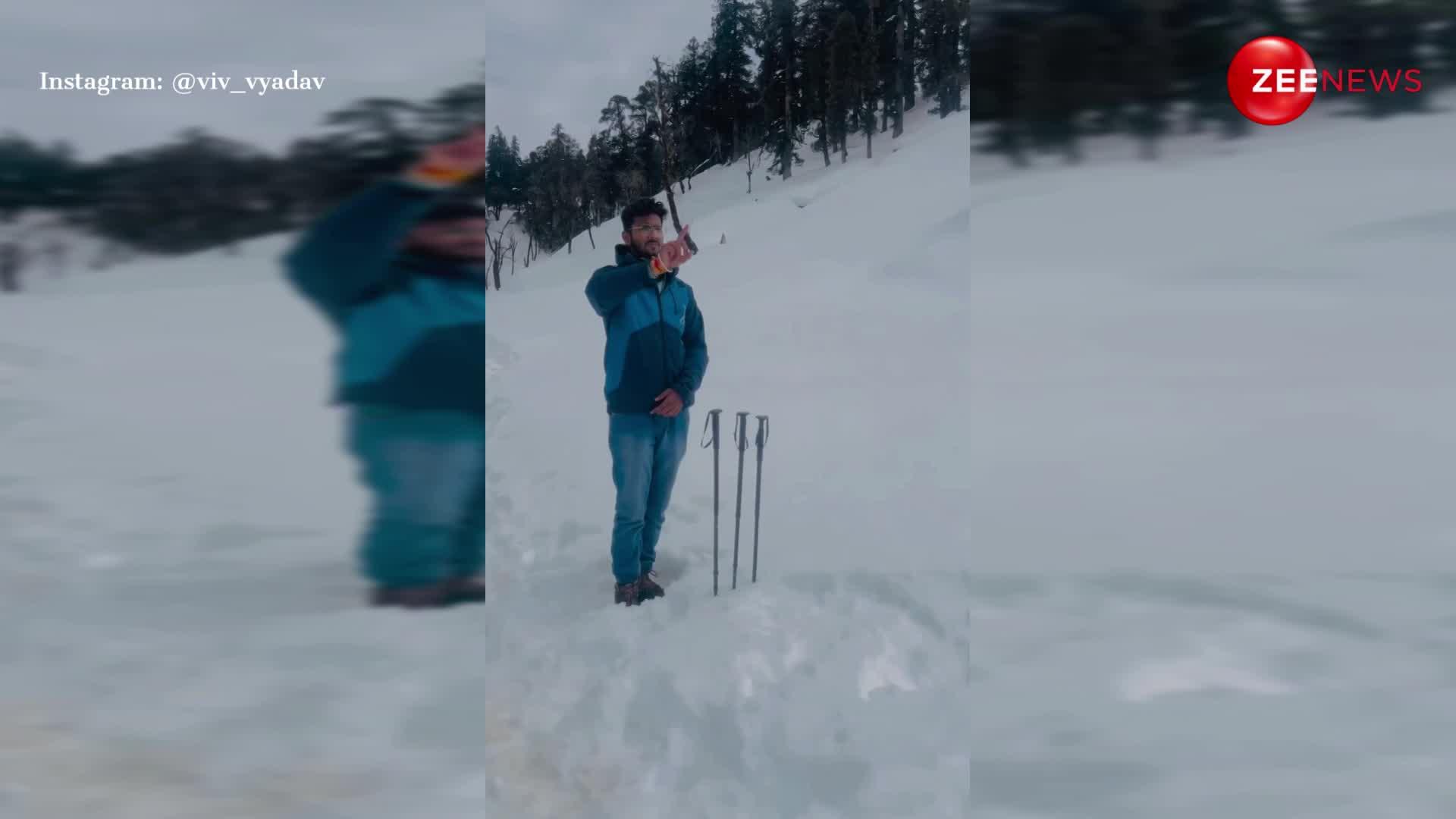 एक दीवानगी ऐसी भी! केदारनाथ ट्रैक के बीच रुककर बर्फ में क्रिकेटर खेलते दिखे लोग, यूजर्स बोले- वाह क्या कैच है