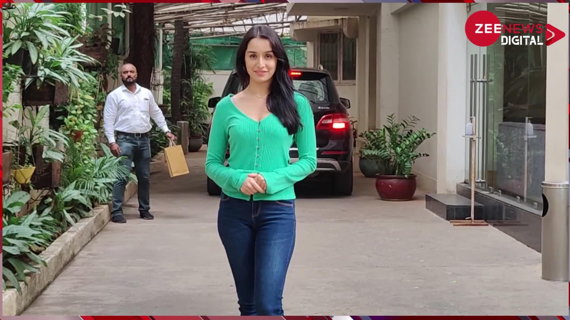 Shraddha Kapoor: टॉप-जींस में श्रद्धा कपूर का दिखा बहुत सिंपल लुक, कैमरे के सामने दिए धांसू पोज
