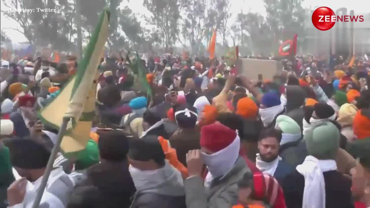 Kisan Andolan: सीमेंट बैरिकेड को किसानों ने ट्रैक्टर से हटाया, शंभू बोर्डर पर मचाया बवाल