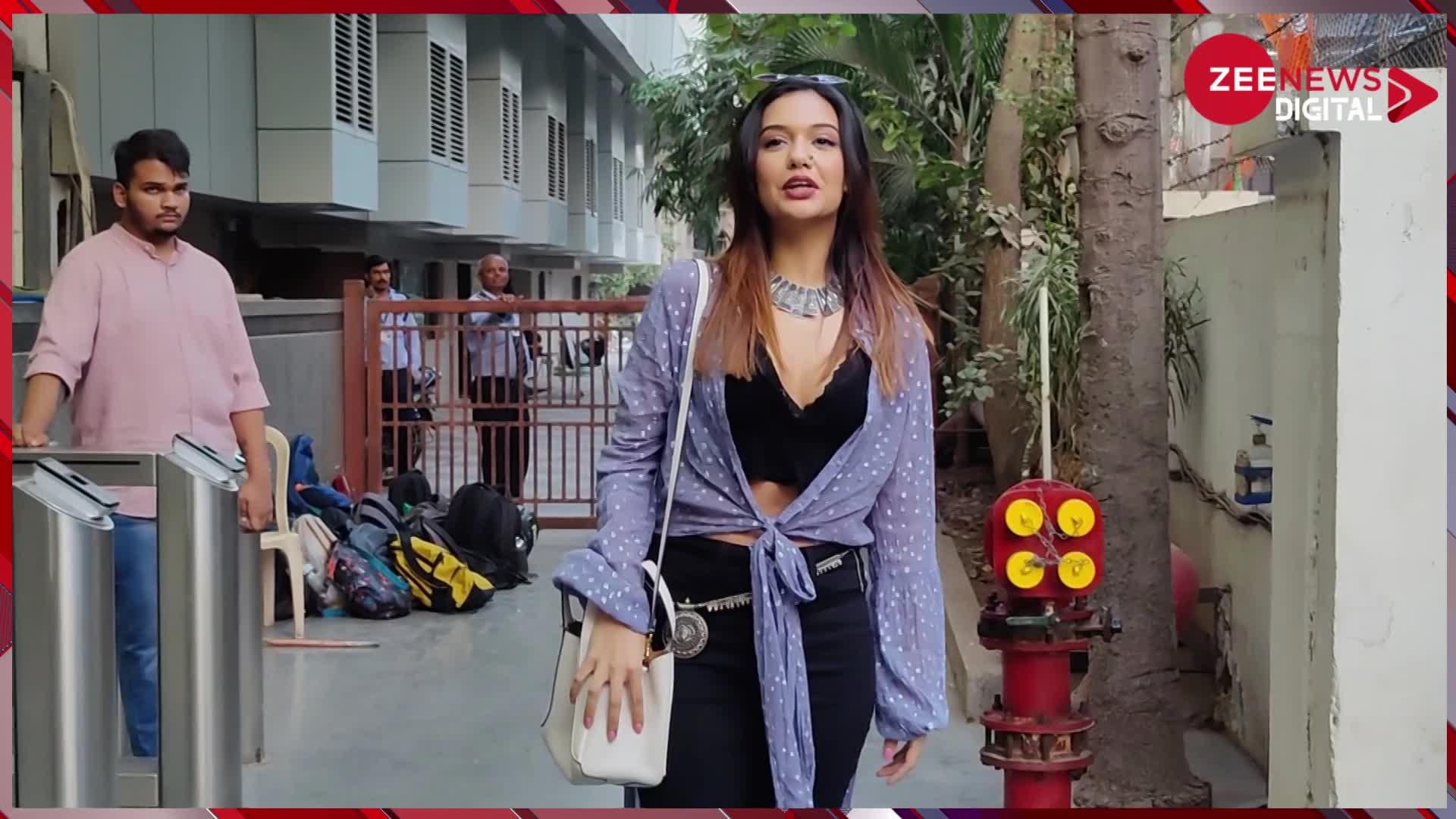 Divya Agarwal ने किया अपने गाने का प्रमोशन, वीडियो में दिखीं बेहद स्टाइलिश