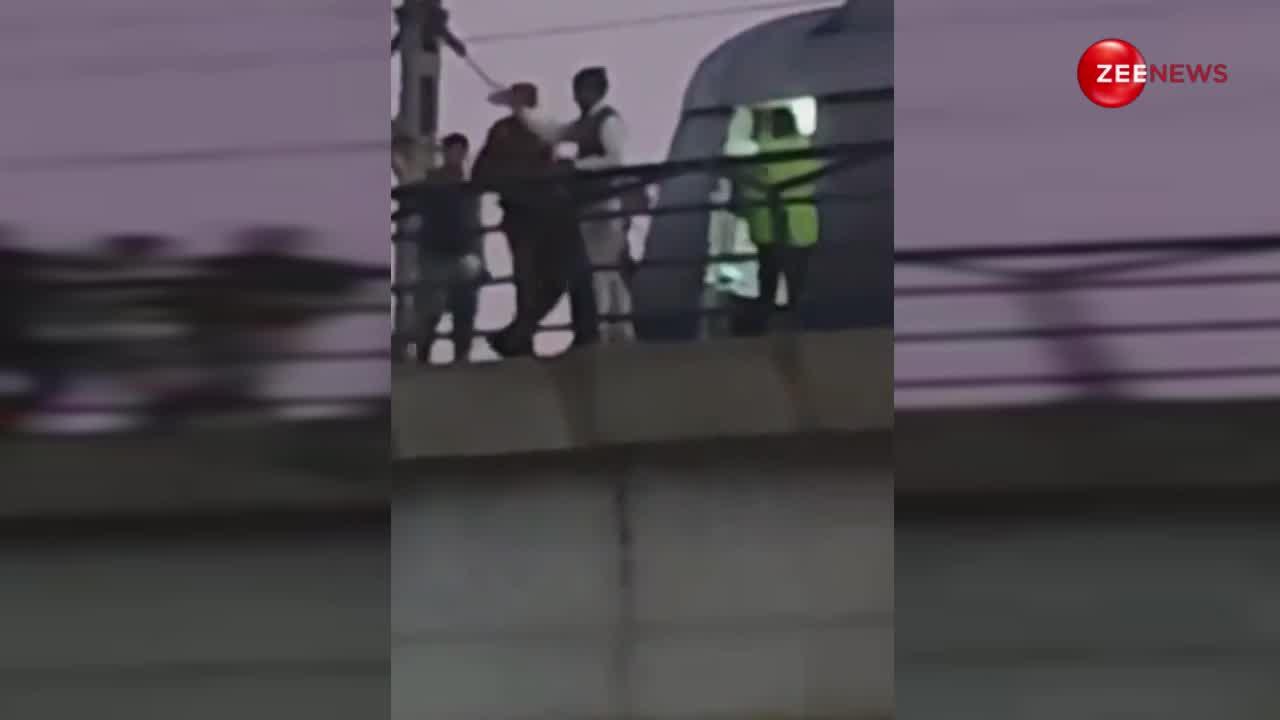Video: मेट्रो ट्रैक से कूदने लगी लड़की, फिर जो हुआ... हैरान हो जाएंगे आप
