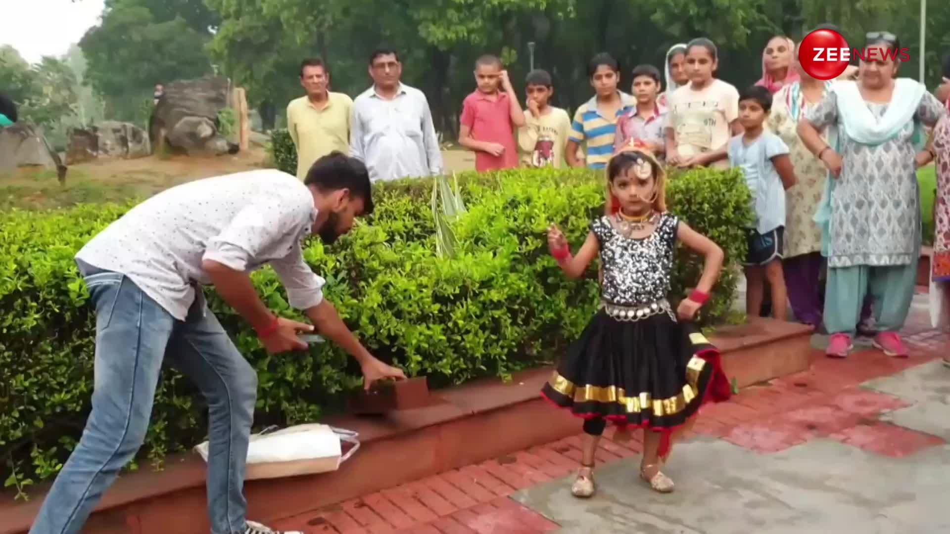घूंघट ओढ़ कर 2 साल की बच्ची ने पार्क में किया गदर डांस, क्यूटनेस देख लगी लोगों की भीड़
