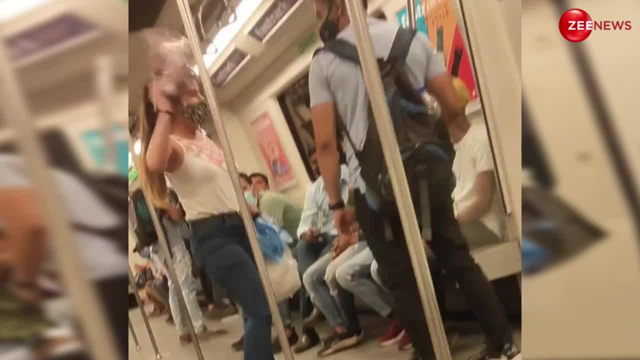 मेट्रो में कपल के बीच हुईं लड़ाई...अपने ही बॉयफ्रेंड को मारने लगी लड़की, लोग बोले- सिंगल रहें, सेफ रहें