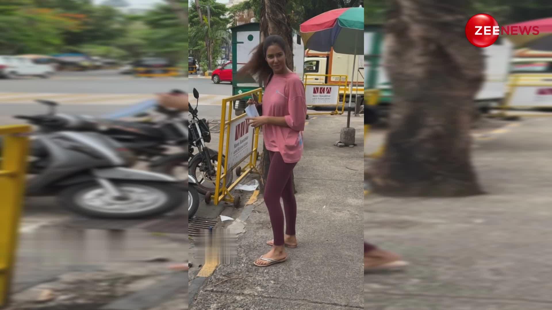 सिंपल टीशर्ट और चप्पलें पहन पैप्स के कैमरे में रिकॉर्ड हुईं नेशनल क्रश Sonam bajwa, अदाओं से लगाई इंटरनेट पर आग