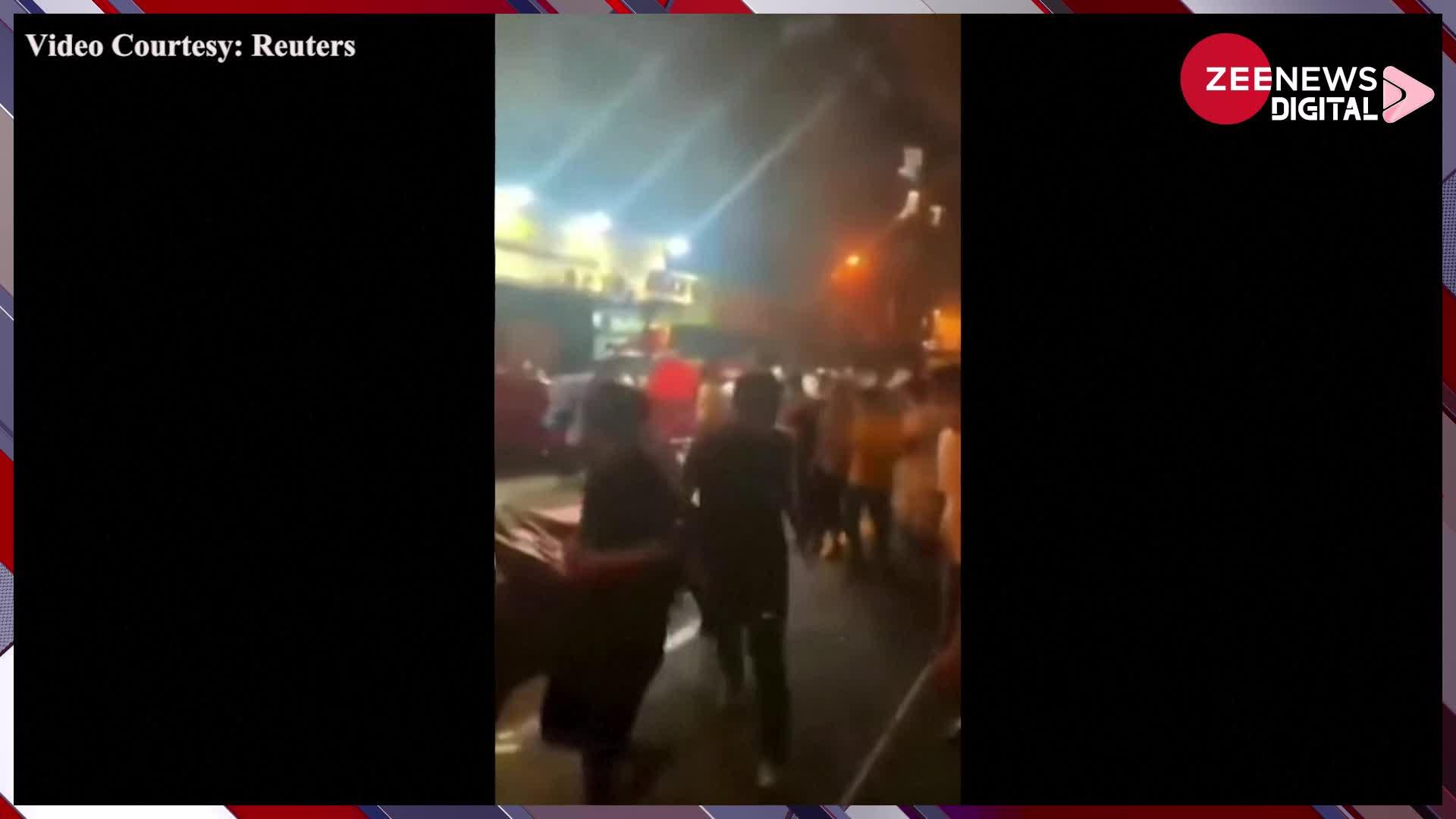 चीन में कोविड पाबंदियों को लेकर भड़के लोग, सड़कों पर लगे पुलिस बैरिकेडिंग को गिराया