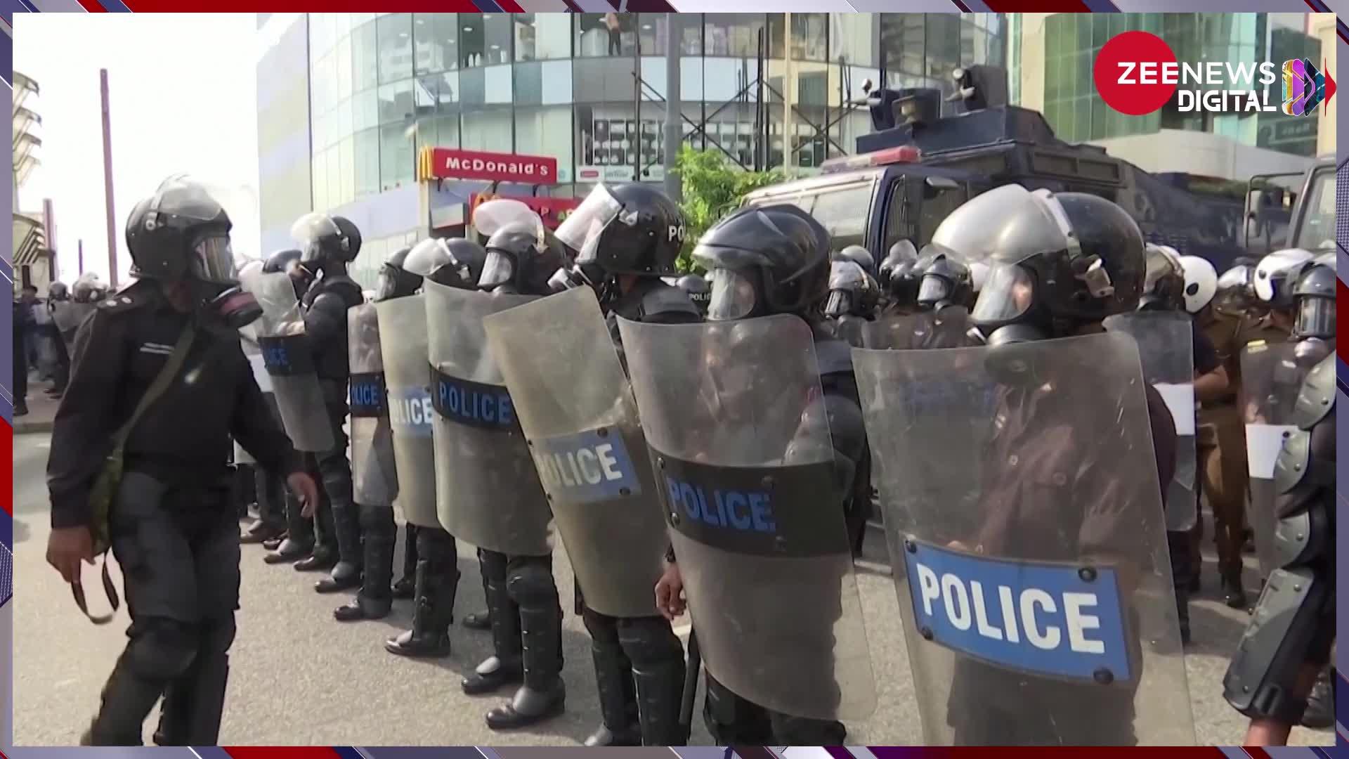 Sri Lanka में छात्रों ने सरकार के खिलाफ किया विरेथ प्रदर्शन, पुलिस ने Tear Gas फेंक प्रदर्शनकारियों को रास्ते से हटाया