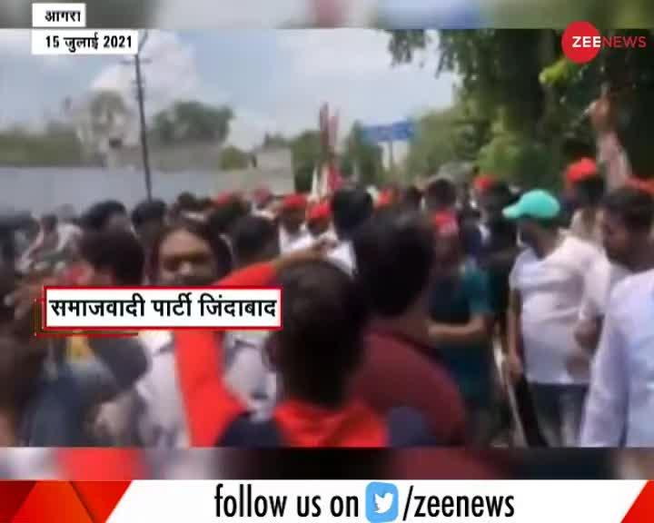 Uttar Pradesh: Agra में Samajwadi Party के प्रदर्शन में लगे "Pakistan Zindabad" के नारे