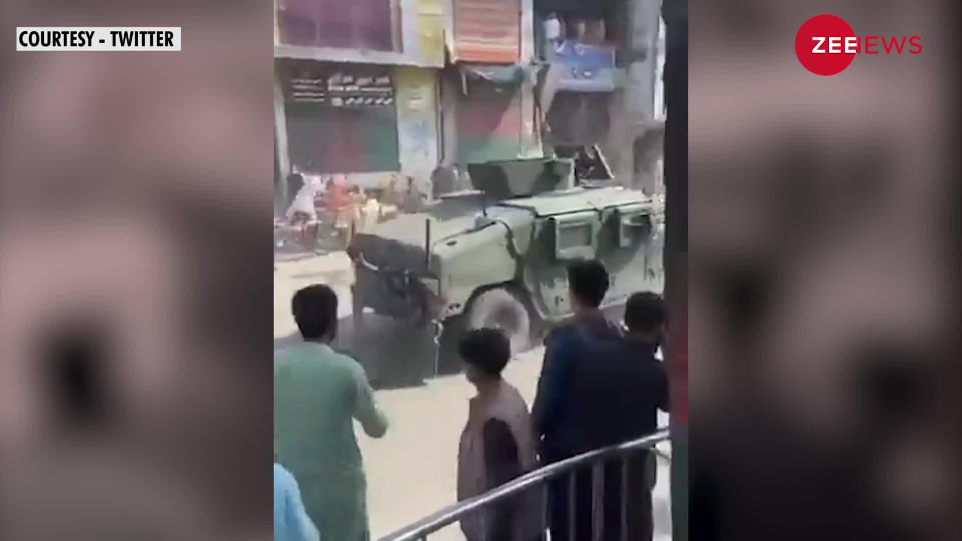 Viral Video: Afghan Citizens ने जूते-पत्थर फेंक कर जताई Afghanistan Army से नाराजगी