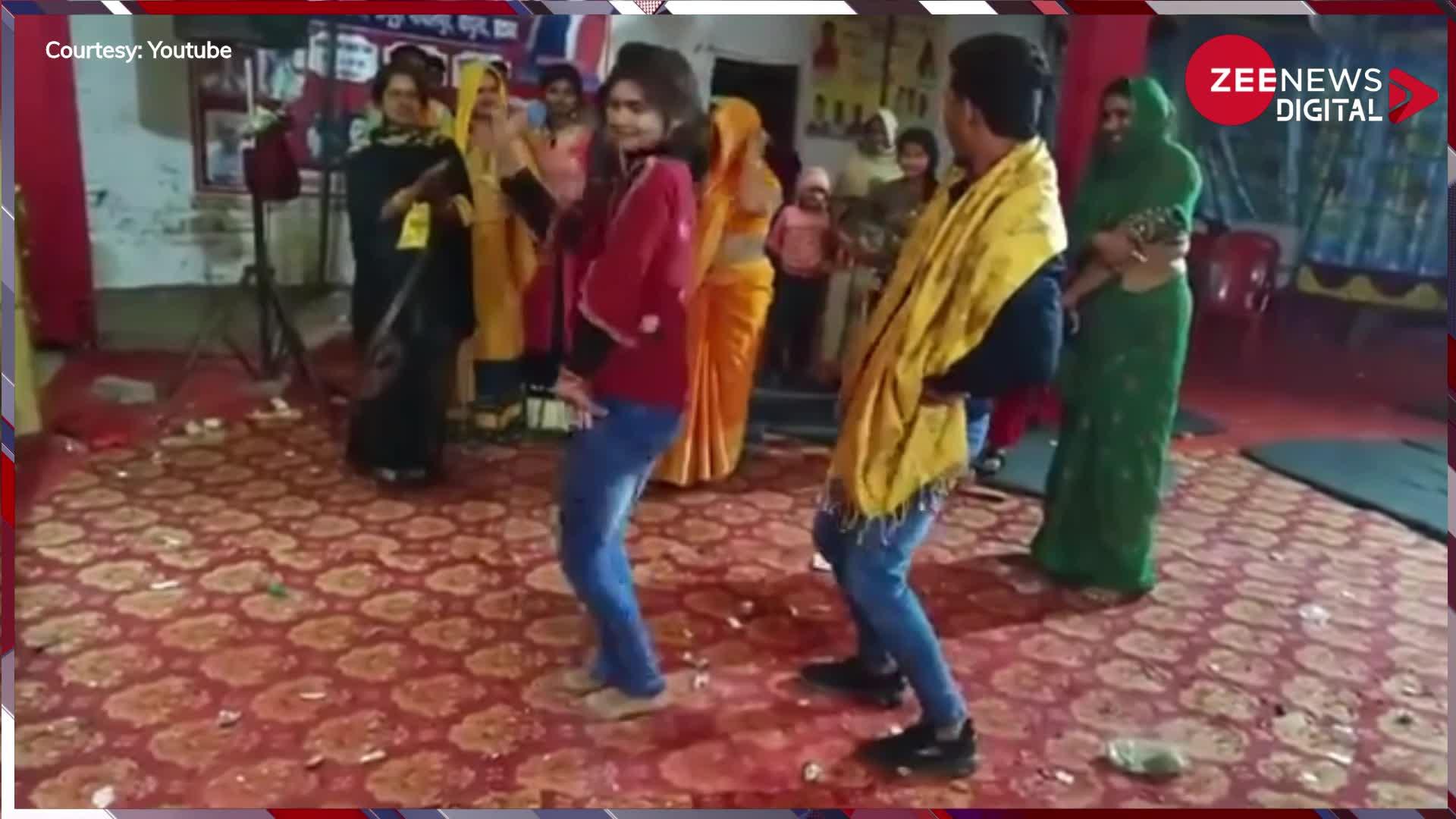 Jija Sali Video: भरी महफिल में जीजा-साली ने जमाया रंग, दोनों का हॉट डांस देख परिवार रह गया हक्का-बक्का, वीडियो हुआ वायरल