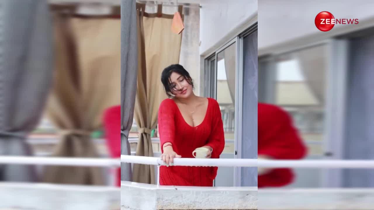 डीपनेक रेड ड्रेस पहन Sofia Ansari ने दिखाया जवानी का जलवा, सेक्सी बदन से फैंस को लगी मिर्ची