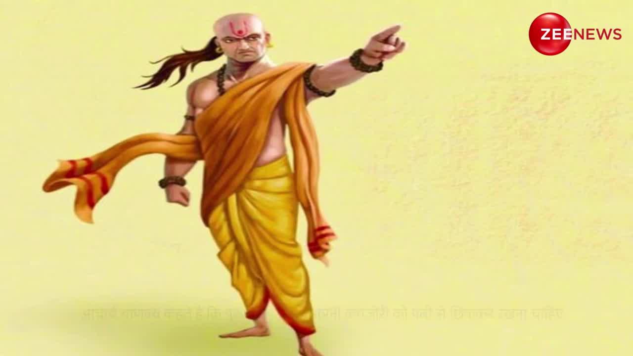 Chanakya Niti: पत्नी के सामने इन बातों का जिक्र करने से दांपत्य जीवन में लग सकती है आग