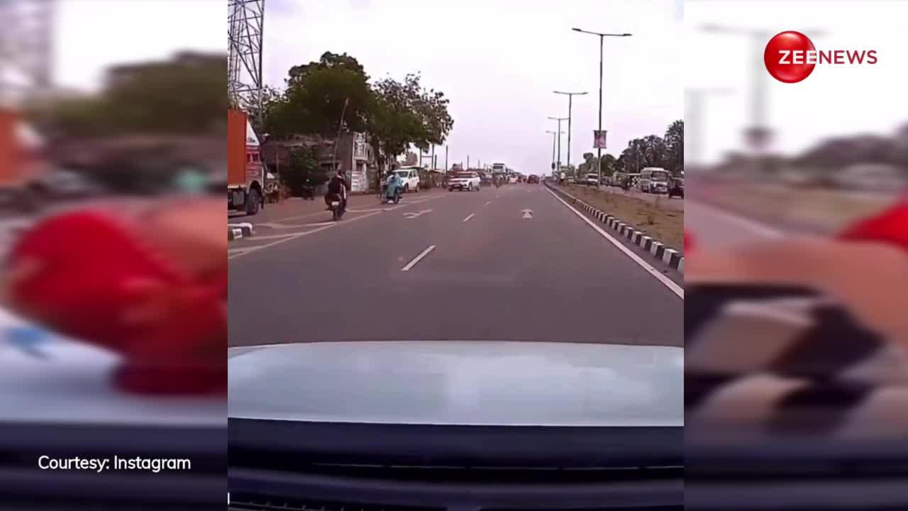 सामने से आ रही कार से टकराया बाइक वाला, हवा में उड़ी पत्नी, हुआ भयंकर एक्सीडेंट, देखें Video
