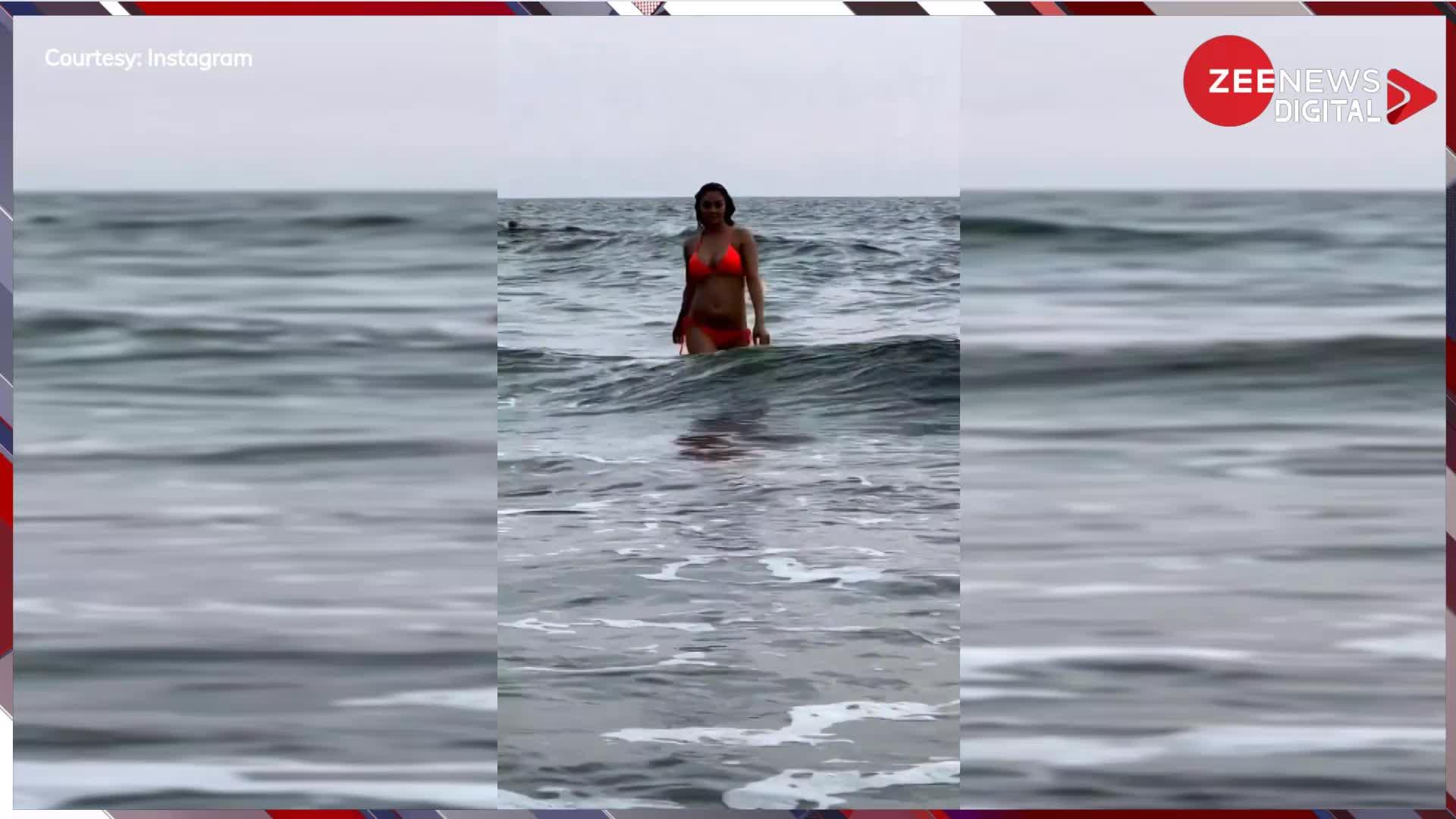Namrata Malla ने बिकिनी पहन समंदर में मचाई तबाही, लहरों के साथ बेशर्म रंग पर दिखाए बेहद हॉट और बोल्ड मूव्स