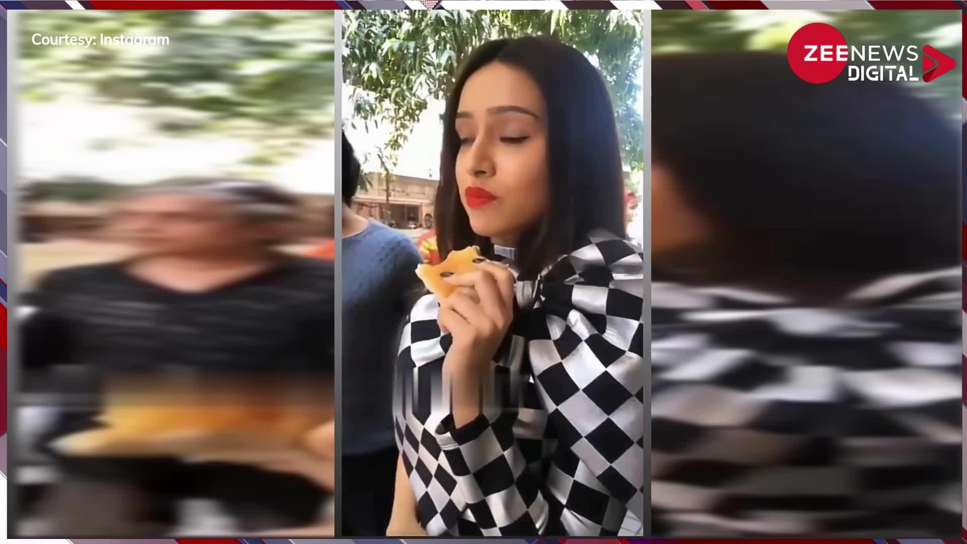 वडा पाव खाते-खाते Shraddha Kapoor ने पास खड़ी लड़की को किया ईशारा, लोगों ने कहा- 'आपका झूठा नहीं खाना'