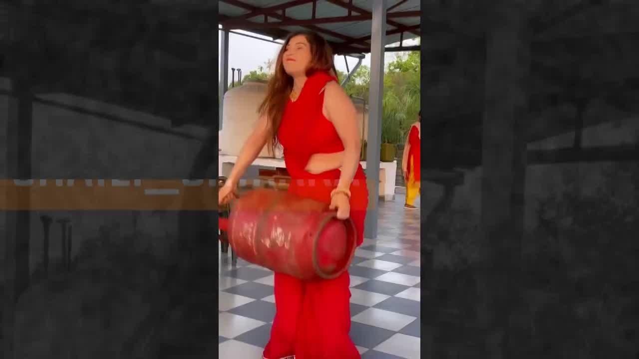Viral Video : साड़ी पहन महिला ने सिंलेडर उठाकर किए Squats, वीडियो हुआ वायरल