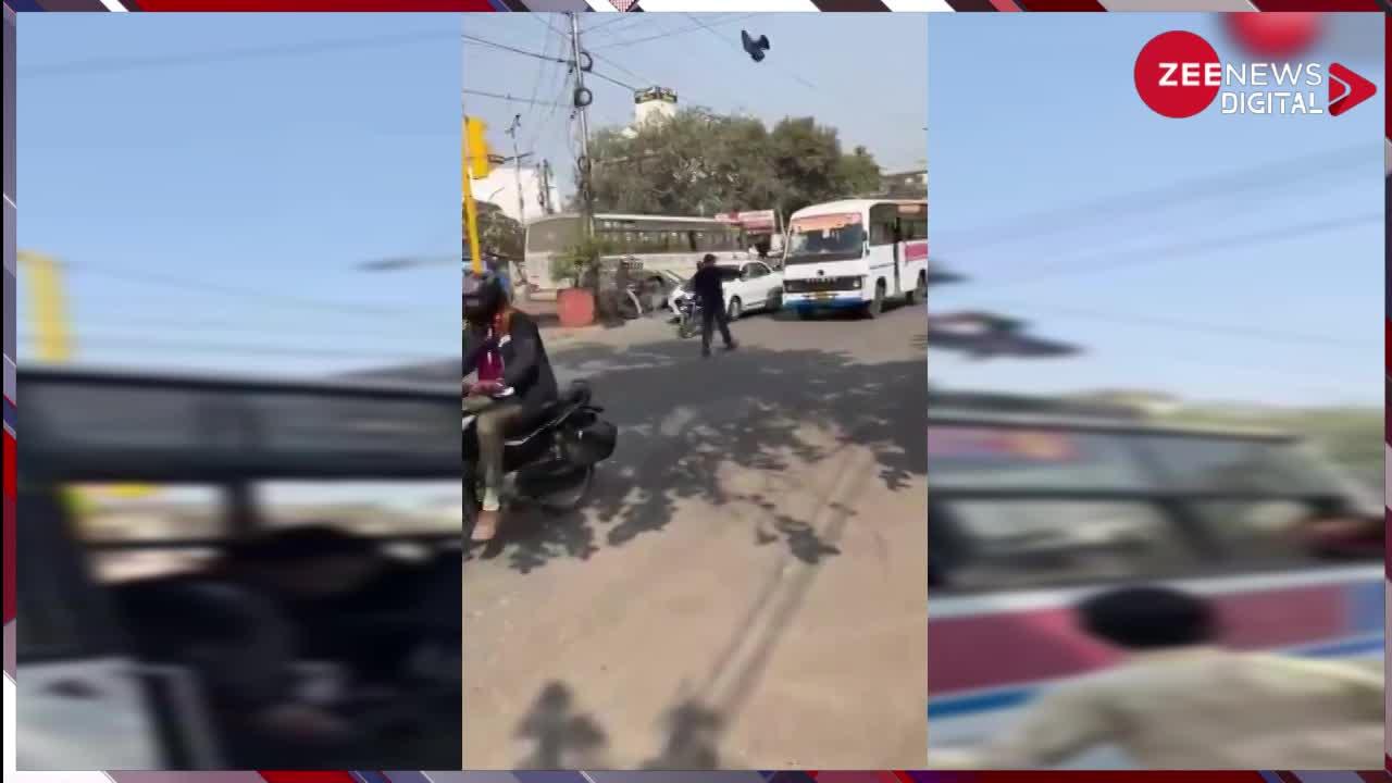 Viral Video: मांझे में फंसे पक्षी की जान बचाने के लिए ट्रैफिक पुलिसवाले ने किया ऐसा काम, वीडियो देख आप भी करेंगे जमकर तारीफ
