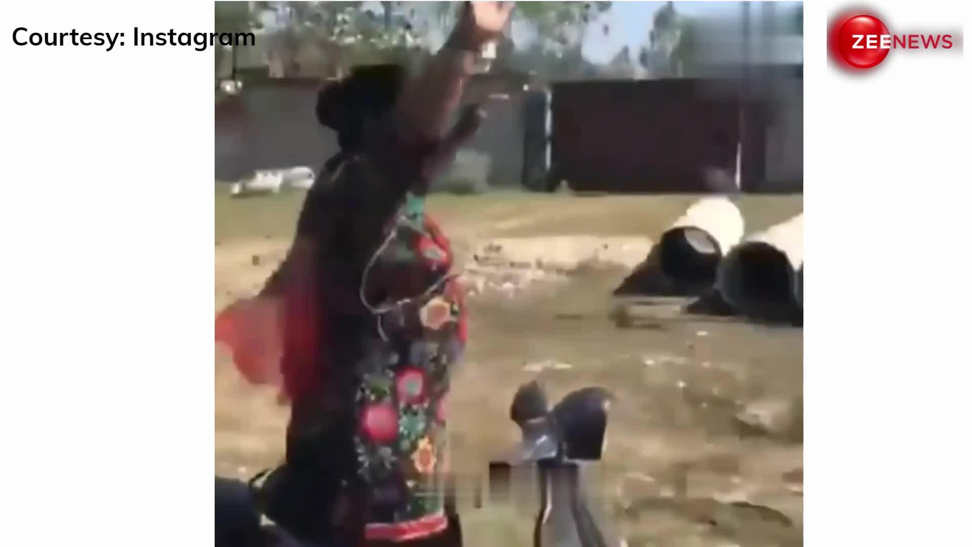 अरे आंटी आप भी? चलते स्कूटर का हैंडल छोड़ महिला ने किया डांस, Video देख लोग बोले "ये हैं रियल पापा की परी"