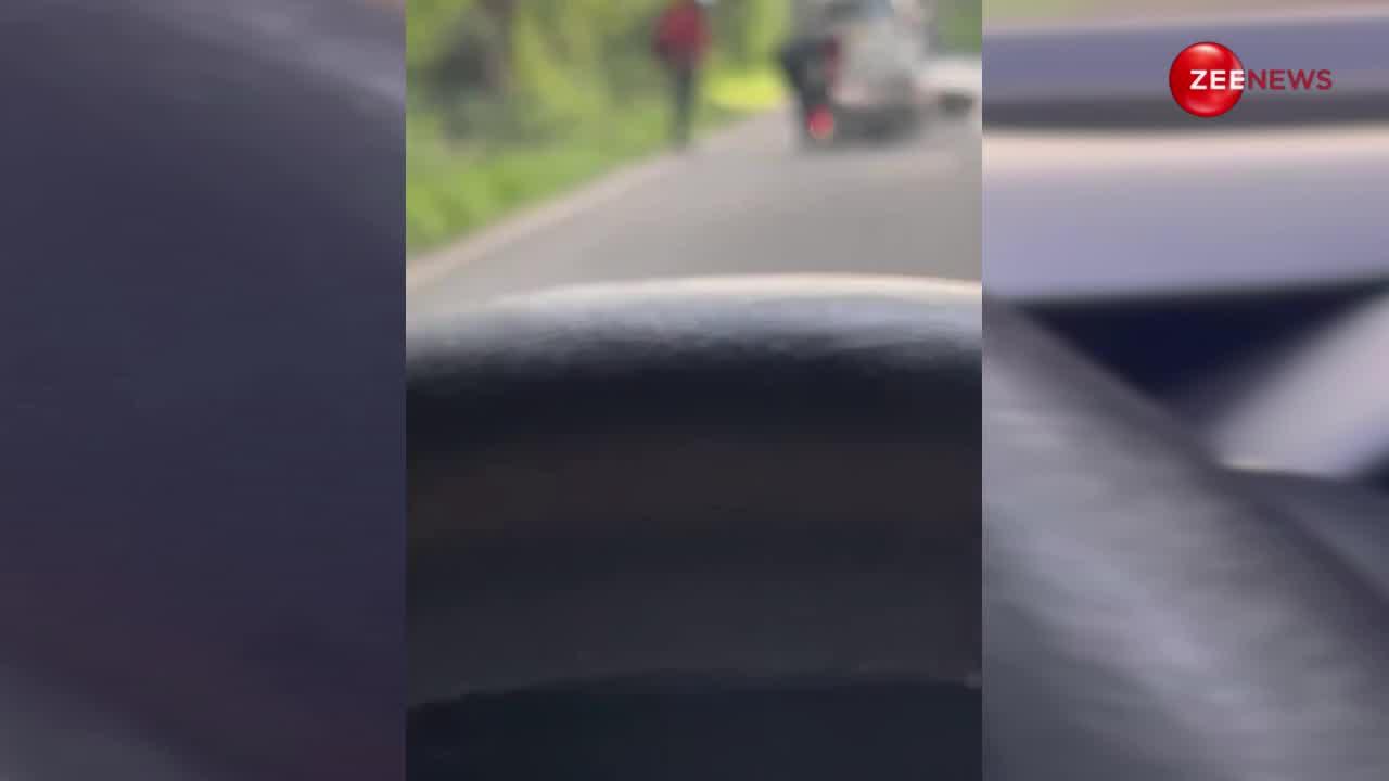 जंगलों में लड़के की गिर गई बाइक, अचानक हाथी ने कर दिया जबरदस्त हमला; होश उड़ाने वाला वीडियो हुआ वायरल