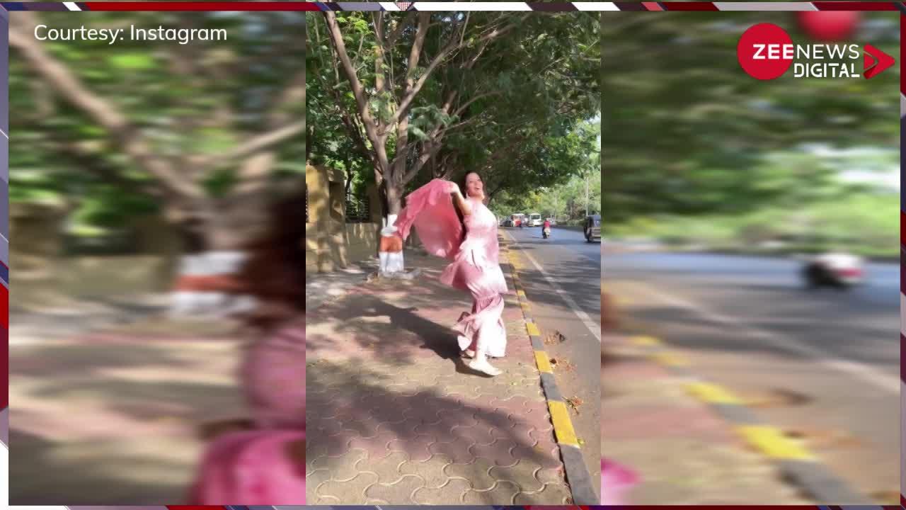 भोजपुरी क्वीन Monalisa ने बीच सड़क पर पब्लिक के सामने की ऐसी हरकत, देख लोग बोले- पहचानना हुआ मुश्किल