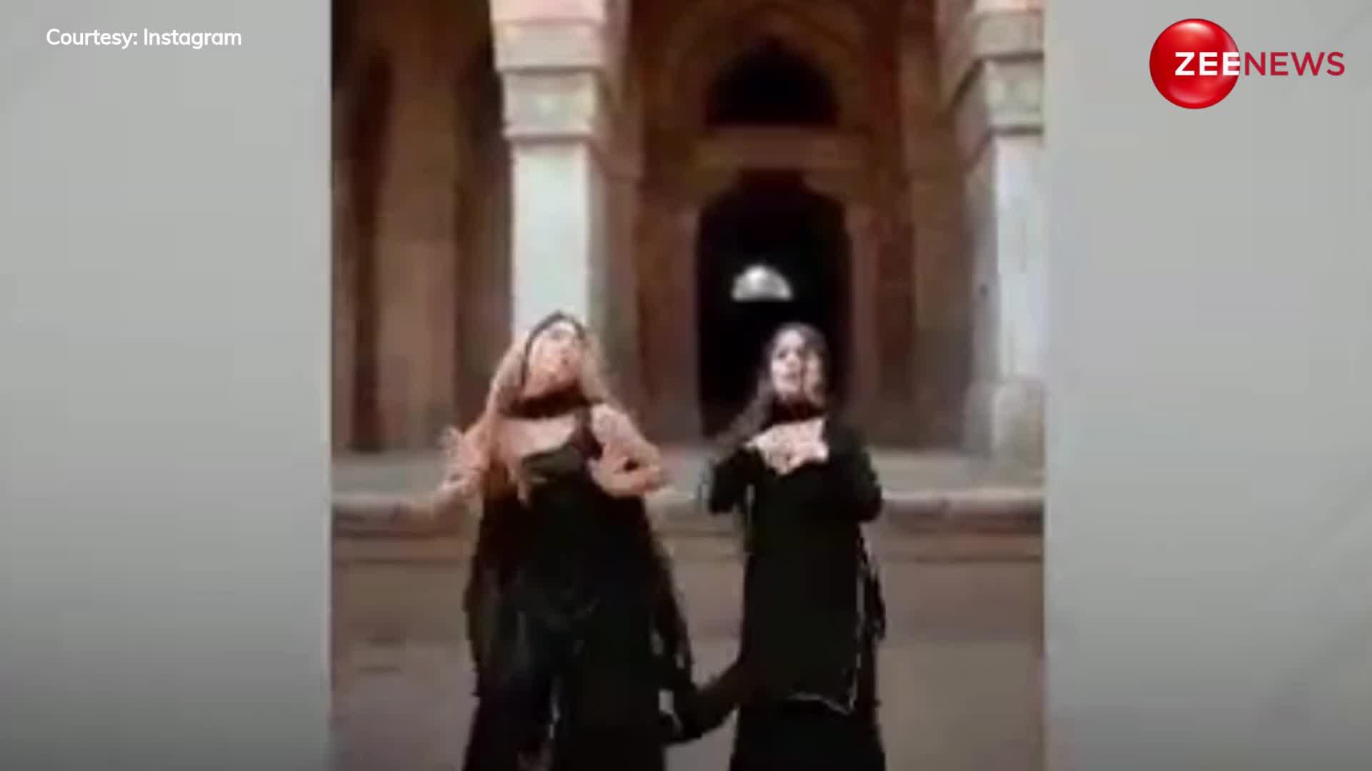 दो लड़कियों ने हरियाणवी गाने पर मचाया गदर, पब्लिक के समाने कर डाला ऐसा डांस, देख आउट ऑफ कंट्रोल हुए लोग