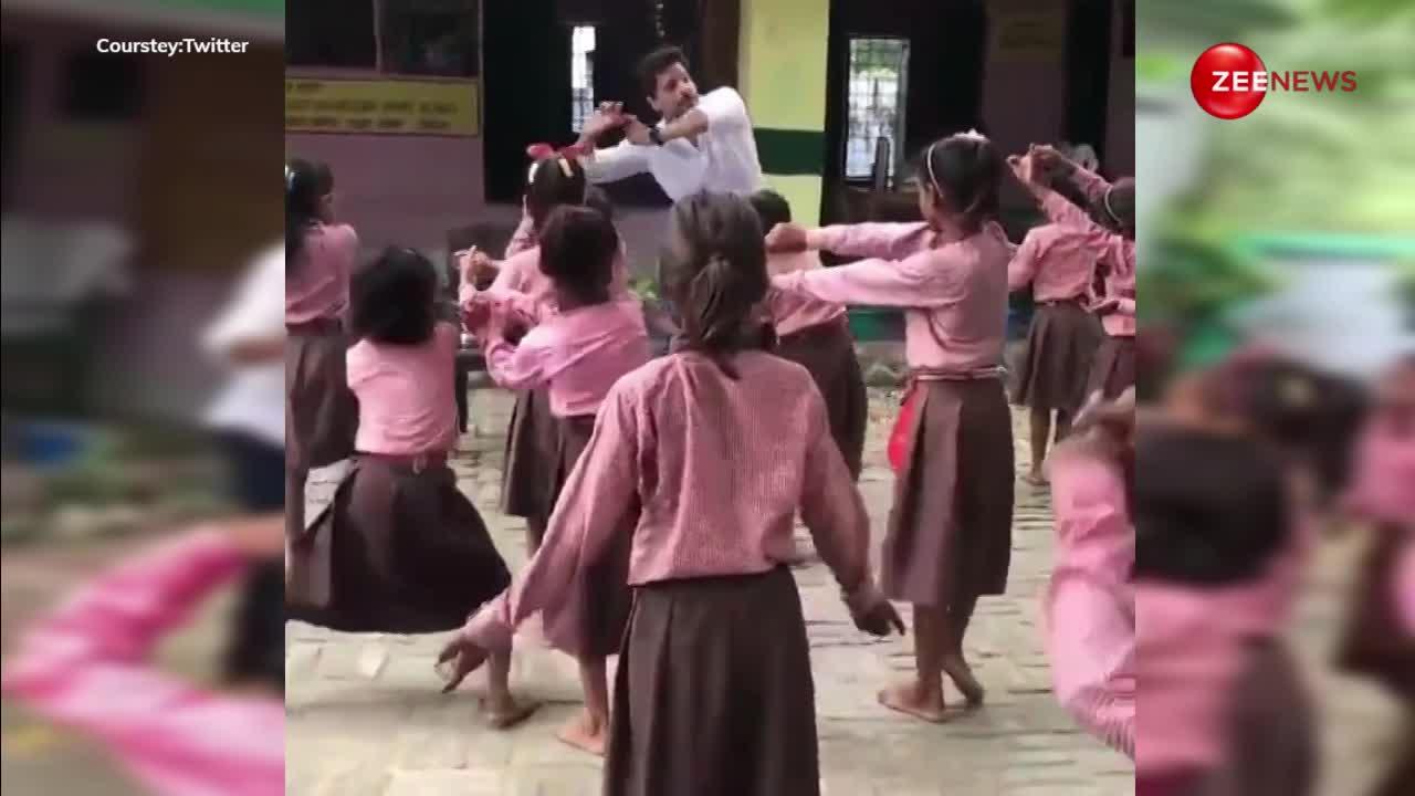 स्कूल में बच्चों को 'ताल से ताल' गाने पर मास्टर जी ने करवाया नाच, लोगों ने कहा-ये तो 5G डांस स्वैग है